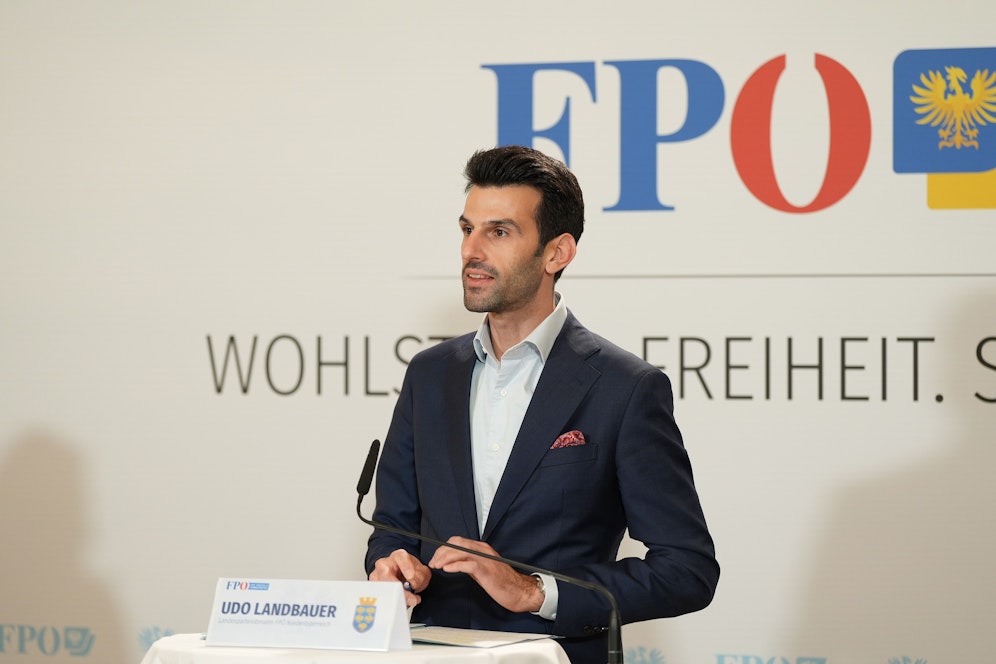 Udo Landbauer bei der Pressekonferenz
