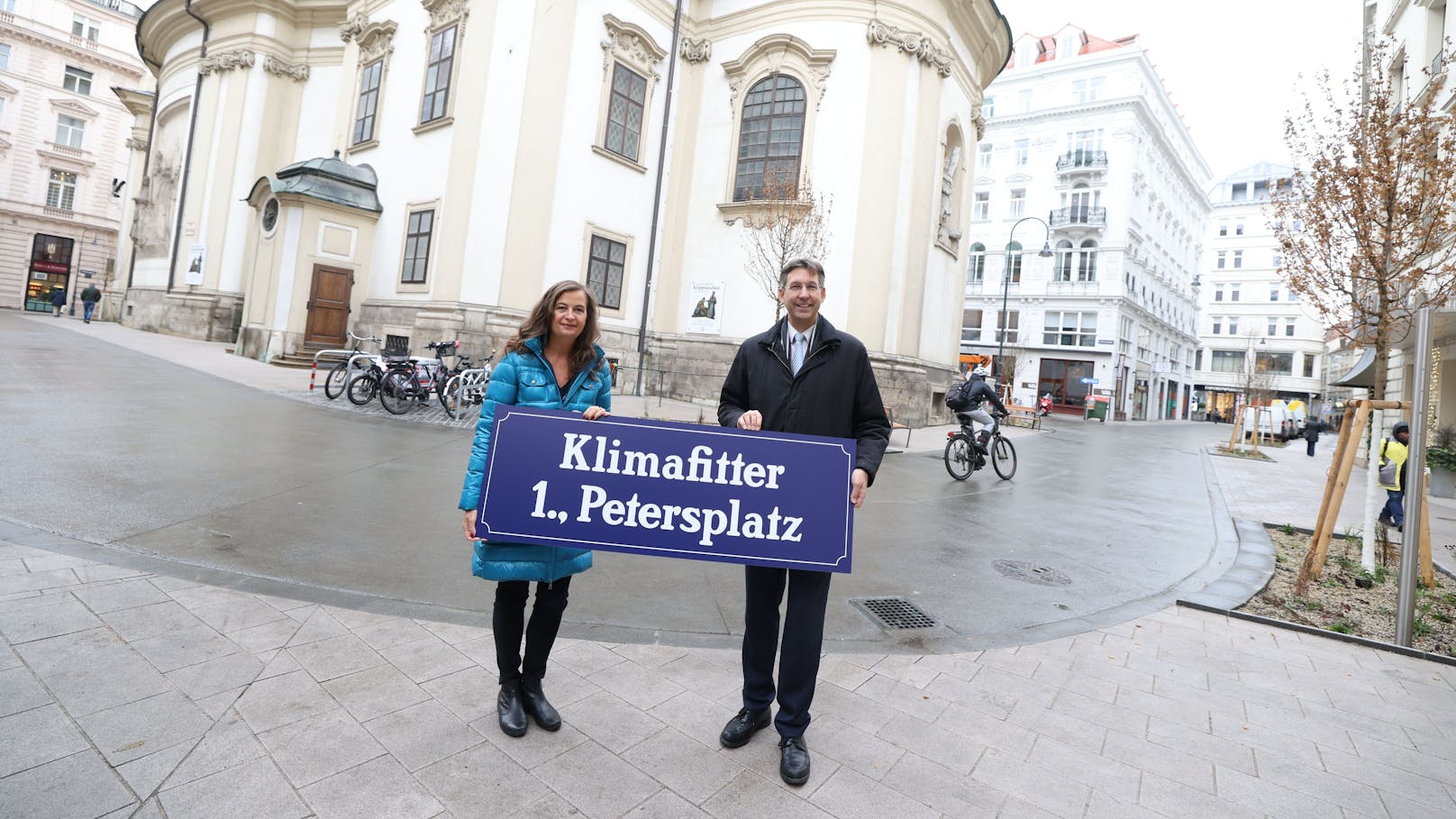 Planungsstadträtin Ulli Sima (SPÖ) und Bezirksvorsteher Markus Figl (ÖVP) eröffnen den ungestalteten Petersplatz am Mittwoch. Mit Bäumen und Gräsern soll er das Klima in der Stadt positiv beeinflussen.