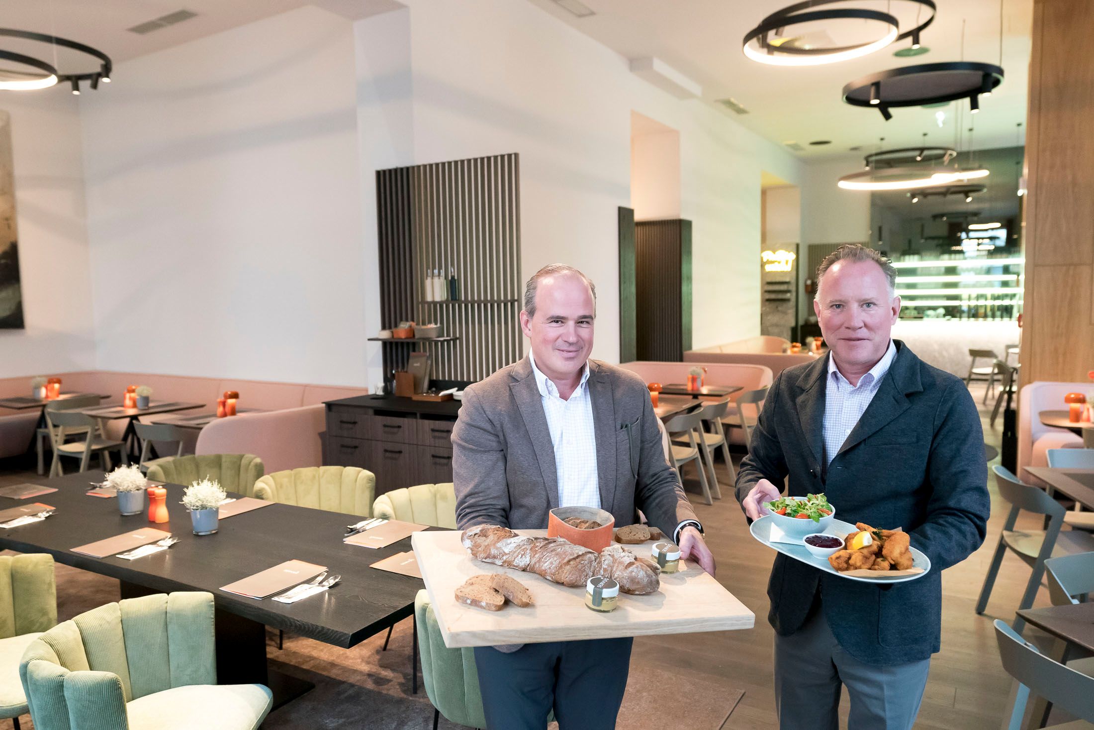 Österreichische Küche ins Heute übersetzt: Die beiden Gründer Alexander Schwedenmann und Kevin Patrick Nedoluha mit ihrem Bestseller, dem Backhendl, und dem selbst gebackenen Brot.