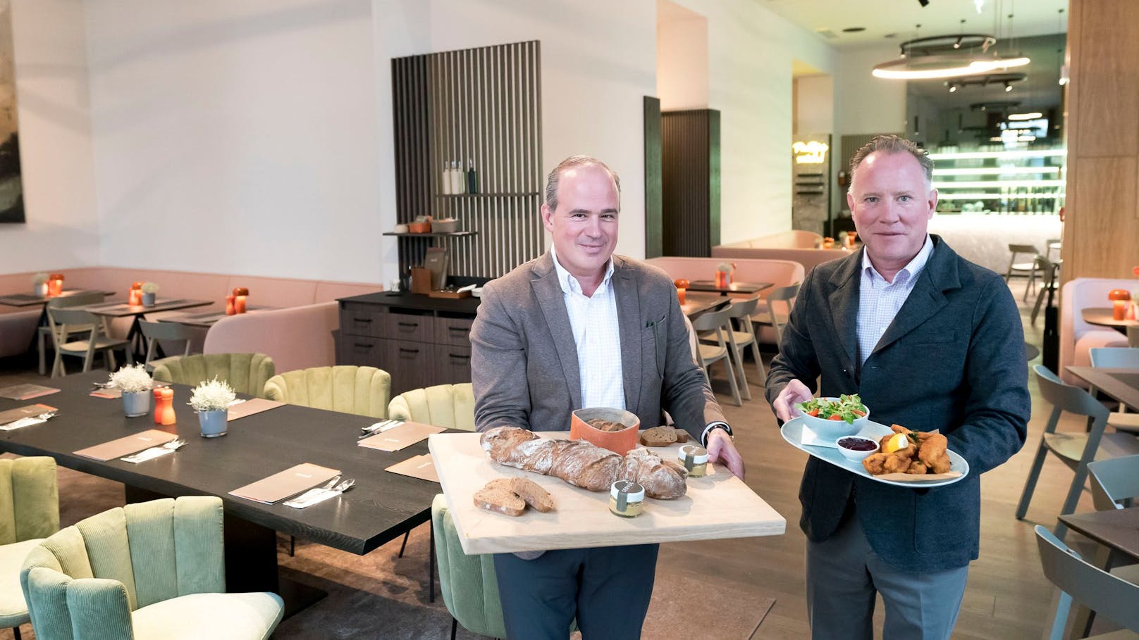 Österreichische Küche ins Heute übersetzt: Die beiden Gründer Alexander Schwedenmann und Kevin Patrick Nedoluha mit ihrem Bestseller, dem Backhendl, und dem selbst gebackenen Brot.