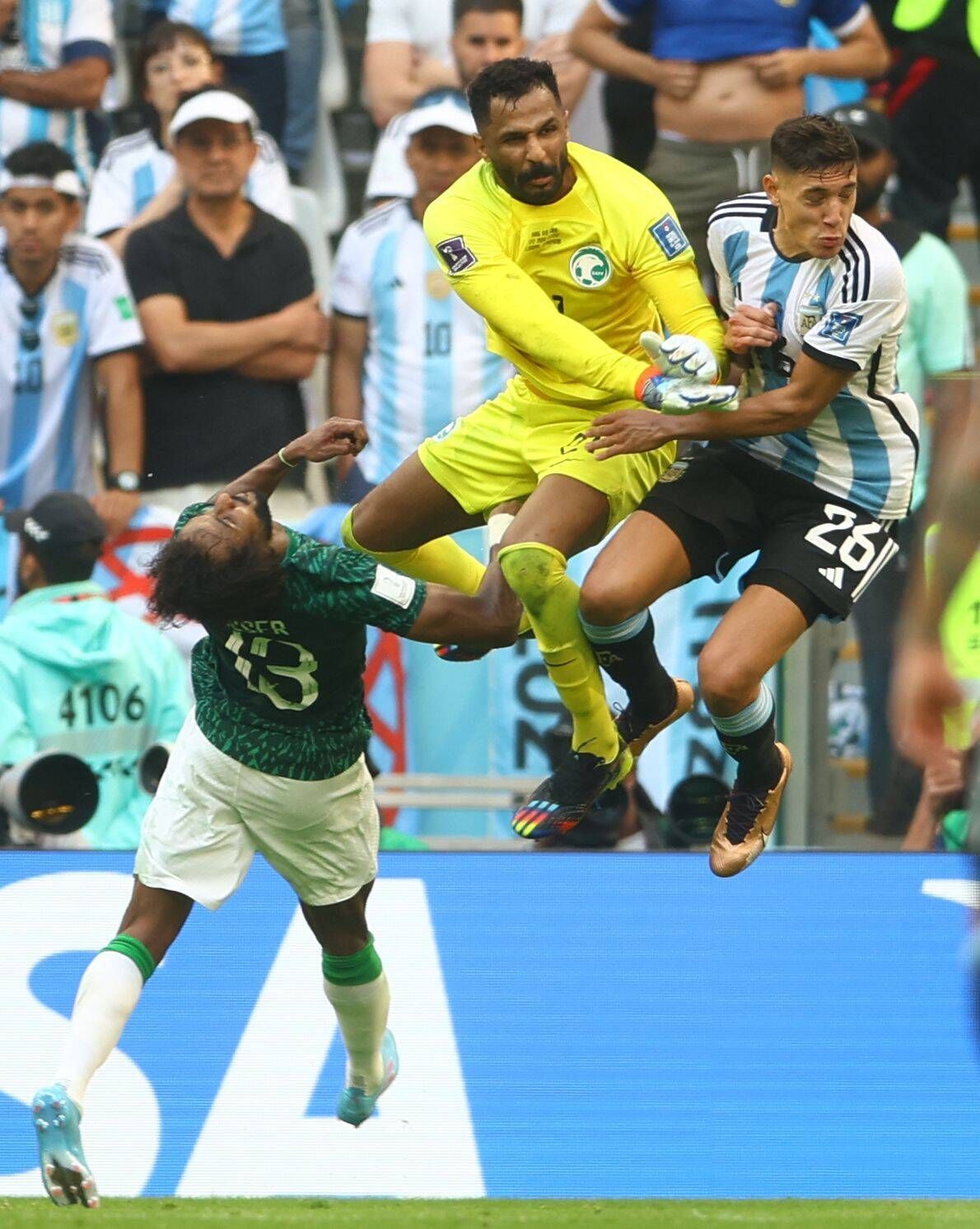 Yasser Alshahrani wird von Mohammed Al-Owais niedergestreckt.