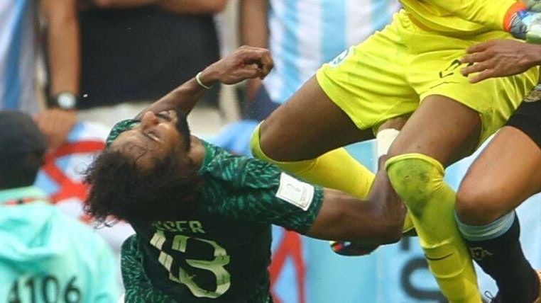 Yasser Al-Shahrani wird von Mohammed Al-Owais niedergestreckt.