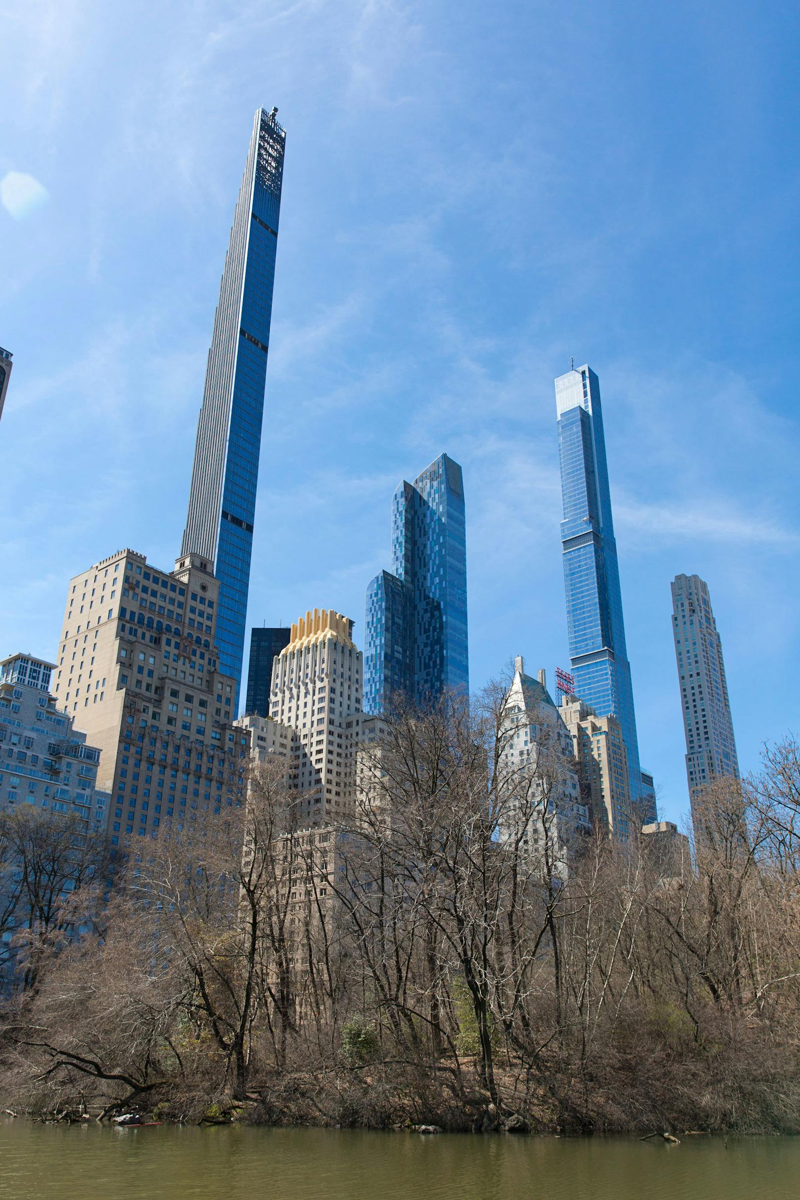 Das höchste Wohnhaus der Welt steht derzeit in New York: Der 2020 fertiggestellte Central Park Tower (links) misst 472,4 Meter und hat 98 Stockwerke.