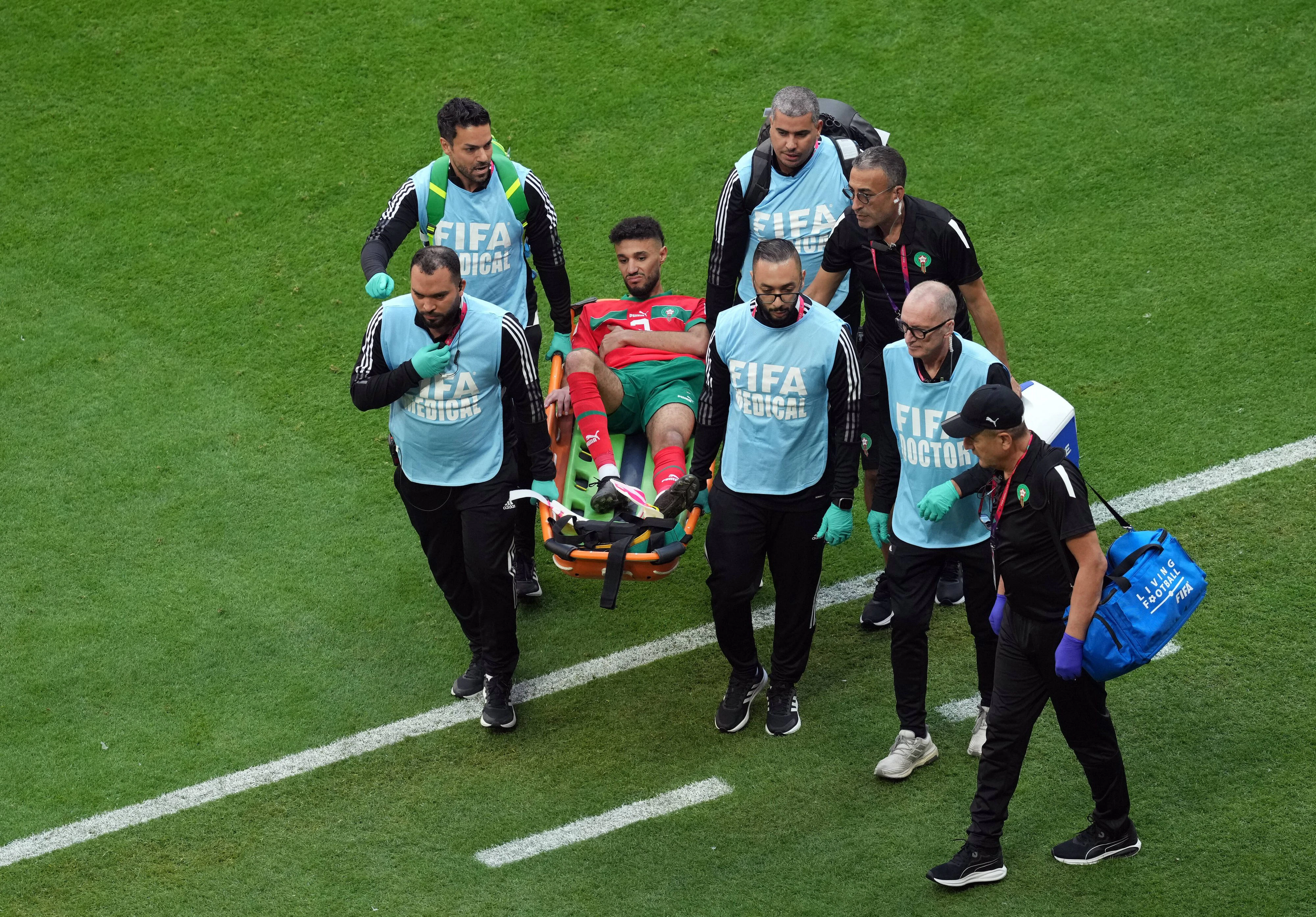 Noussair Mazraoui muss verletzt vom Platz getragen werden.