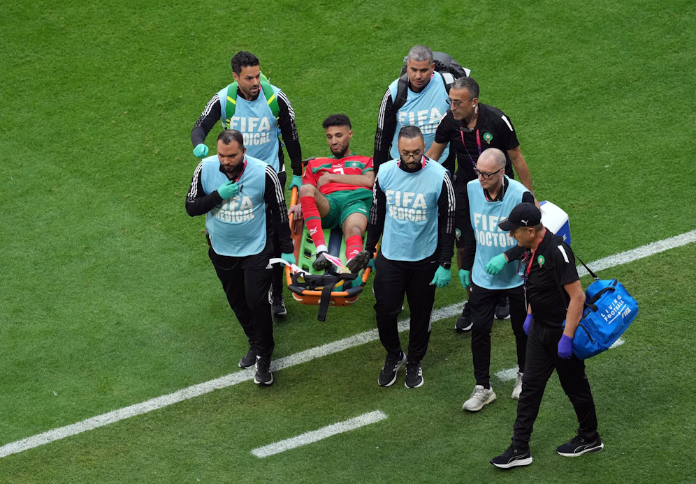 Noussair Mazraoui muss verletzt vom Platz getragen werden.