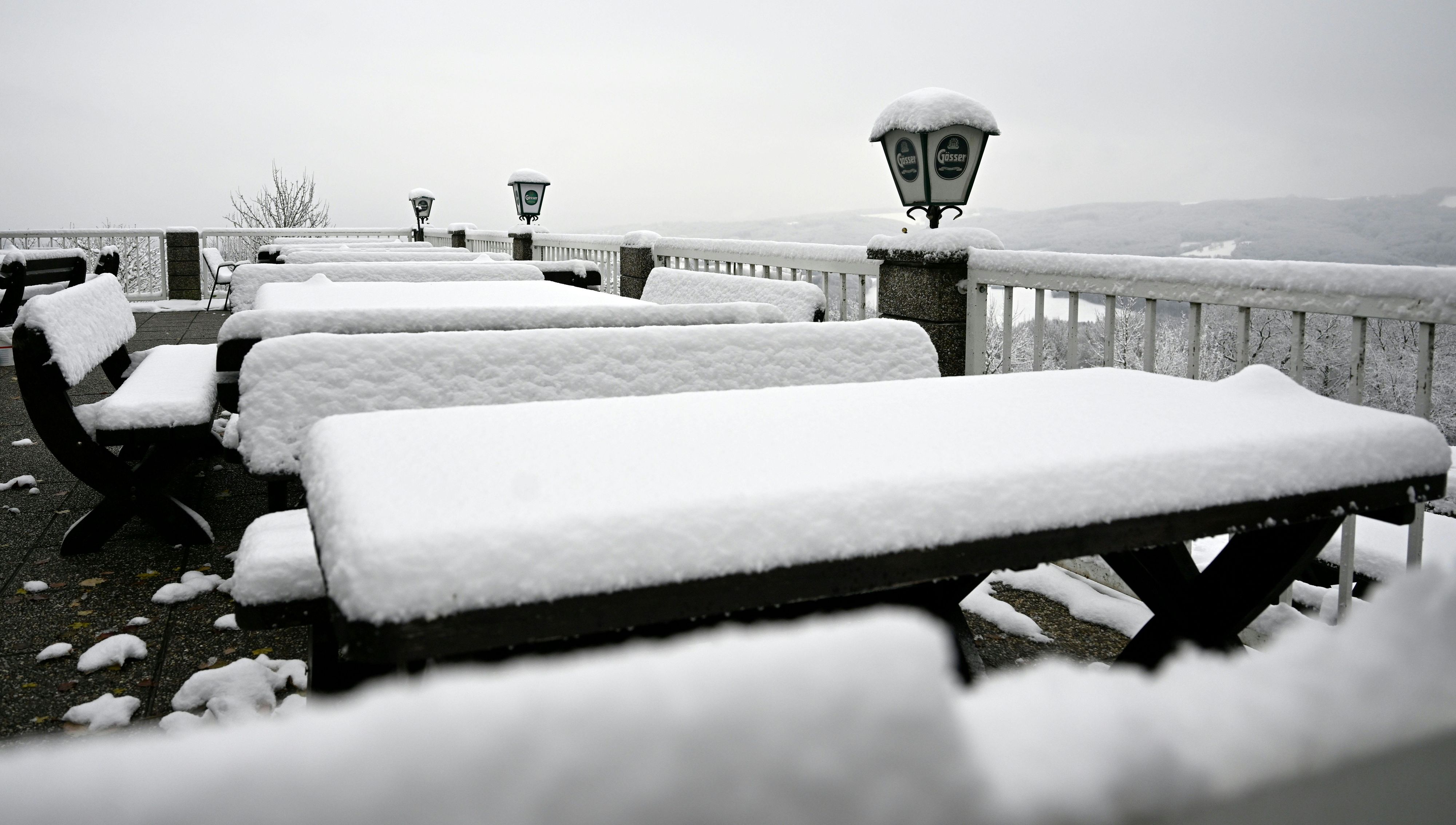 Eingeschneite Bänke am 19. November 2022 am Buchberg in der Nähe von Neulengbach.