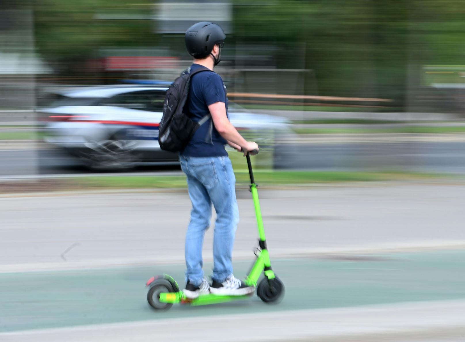 Ein E-Scooter-Fahrer in Wien. (Symbolbild)