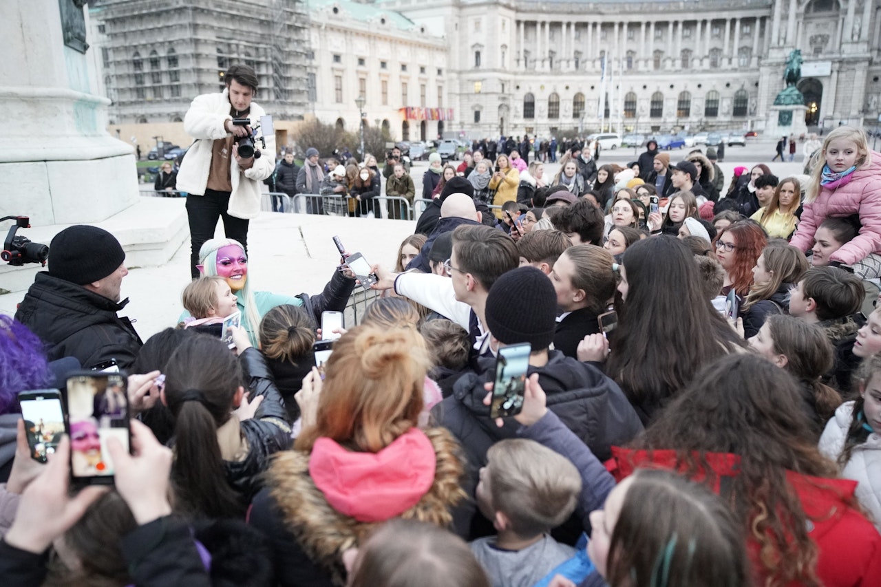 Heute.at - Polizei da – TikToker Twenty4tim von Fans überrannt