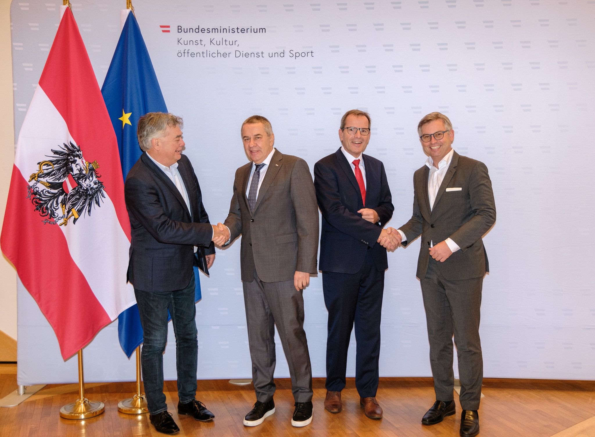 Vizekanzler Werner Kogler, Norbert Schnedl, Vorsitzender der Gewerkschaft Öffentlicher Dienstag, Christian Meidlinger, Vorsitzender der younion und Finanzminister Magnus Brunner