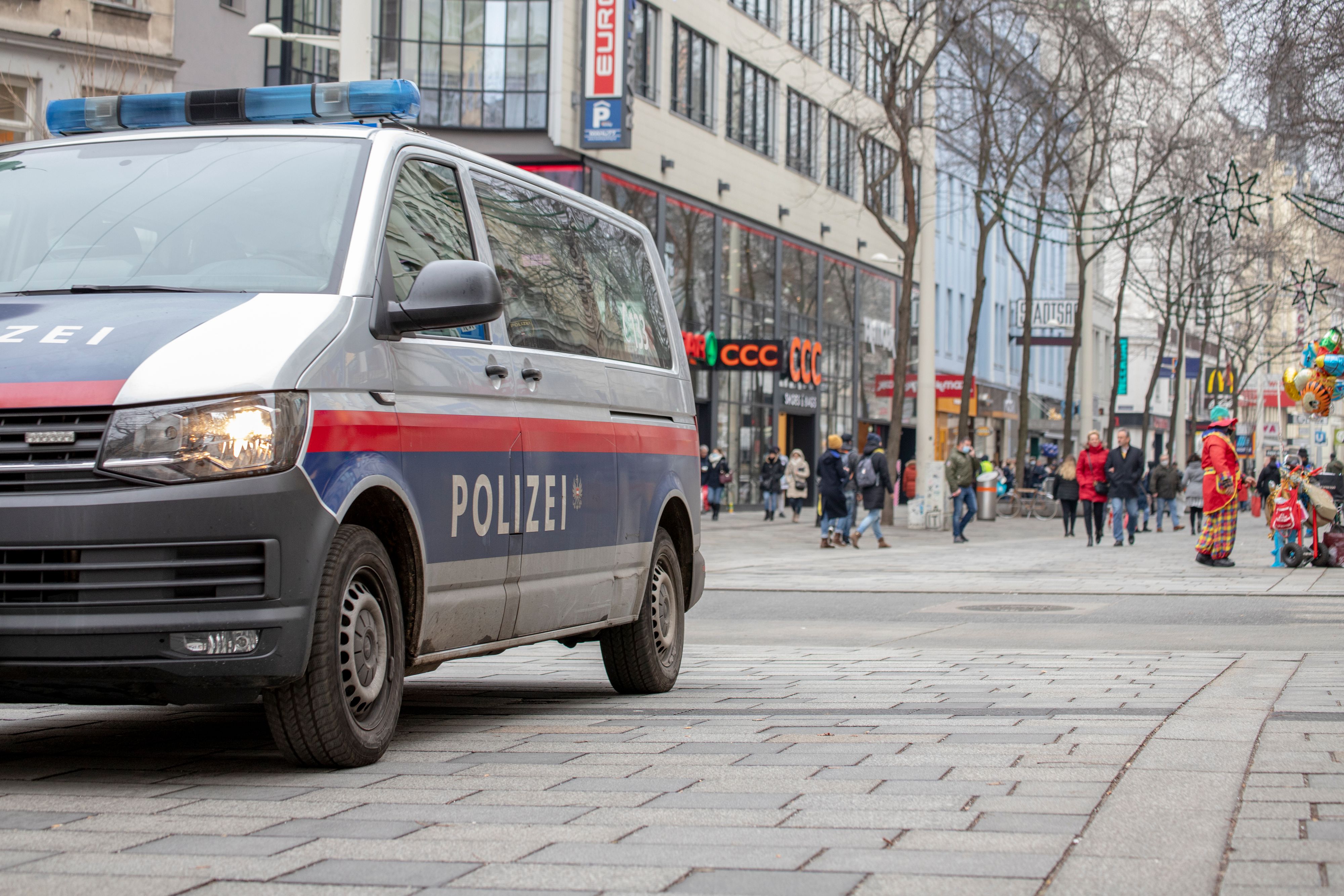 Die Mariahilfer Straße ist an den Shoppingtagen im Advent für Autos gesperrt. Das Fahrverbot wird von der Polizei kontrolliert.