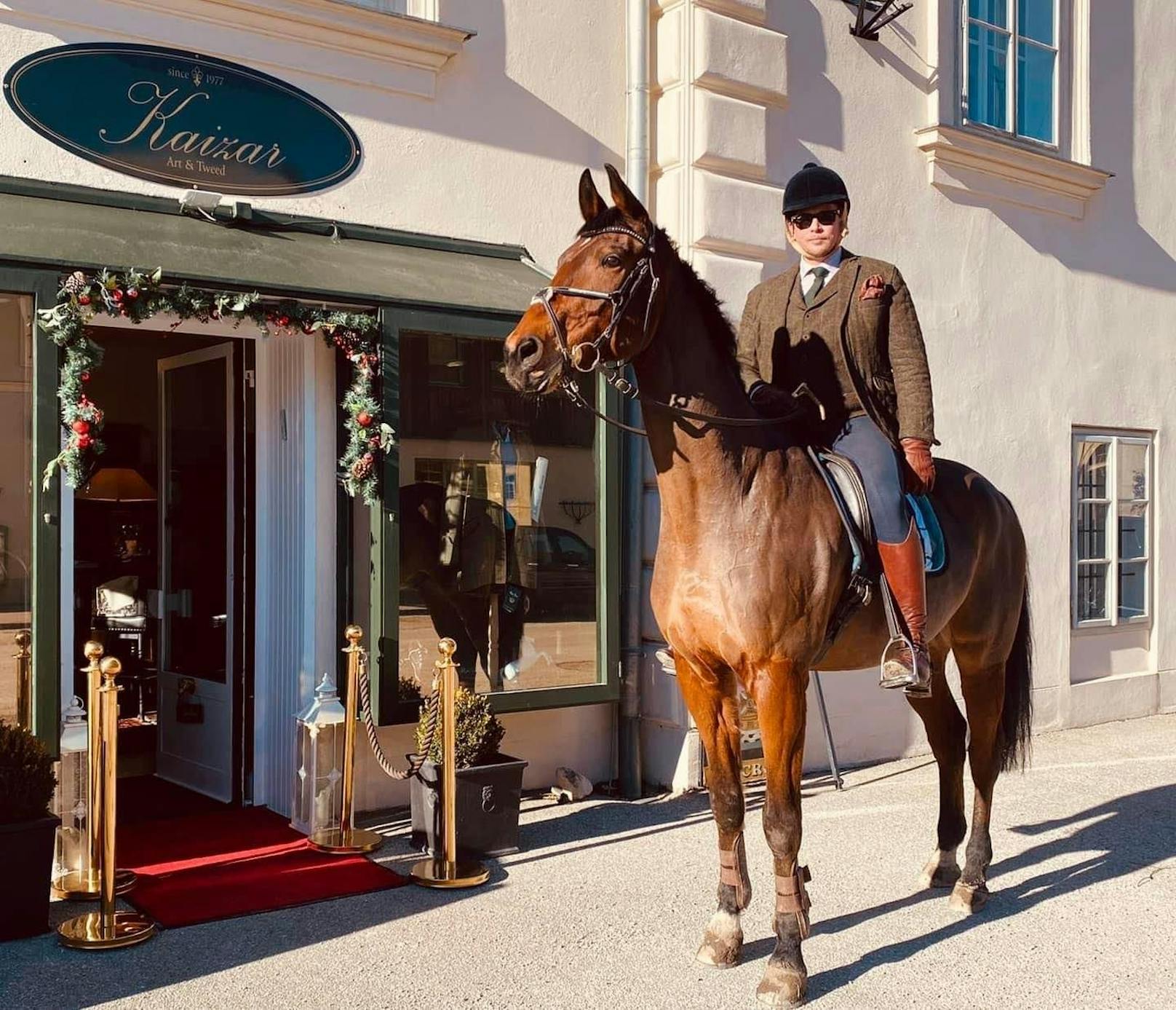 Werner Kaizar am Pferd vor seinem Shop: Es gibt sogar eine Anbindestation für Pferde.