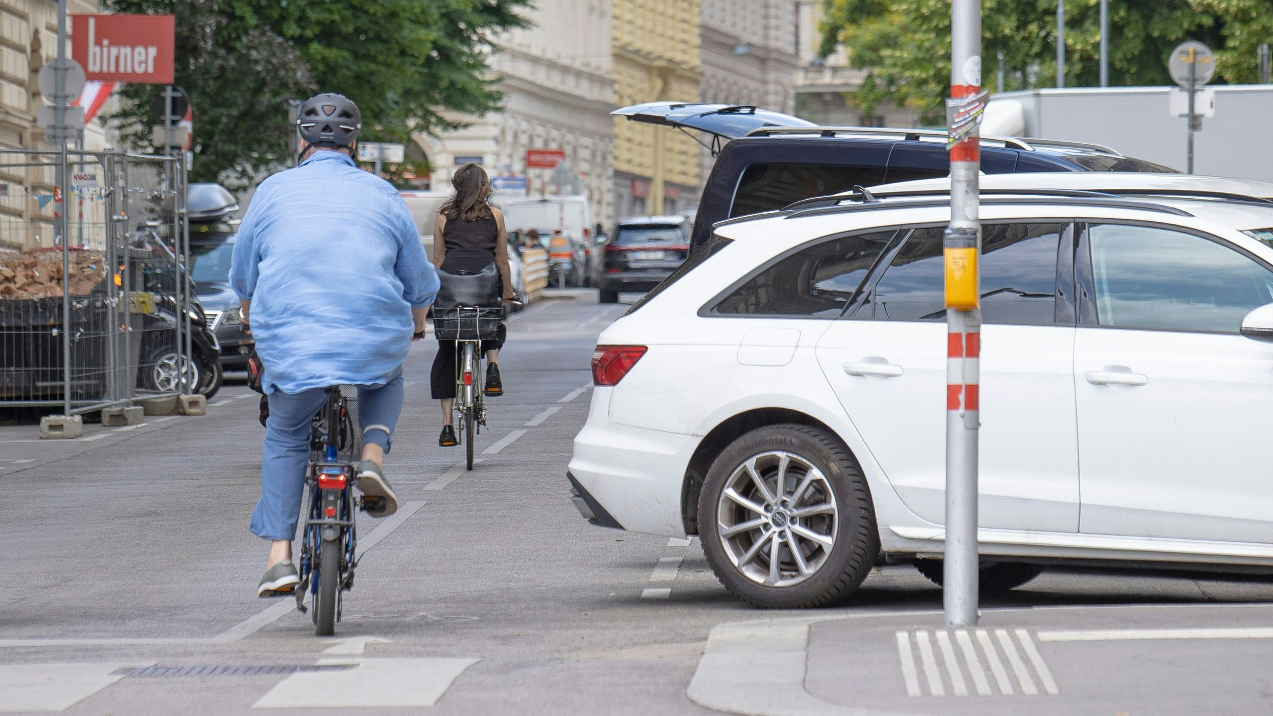 Ein Auto ragt mit dem Heck auf einen Radweg: Das darf seit der StVO-Novelle nicht mehr sein. Symbolbild