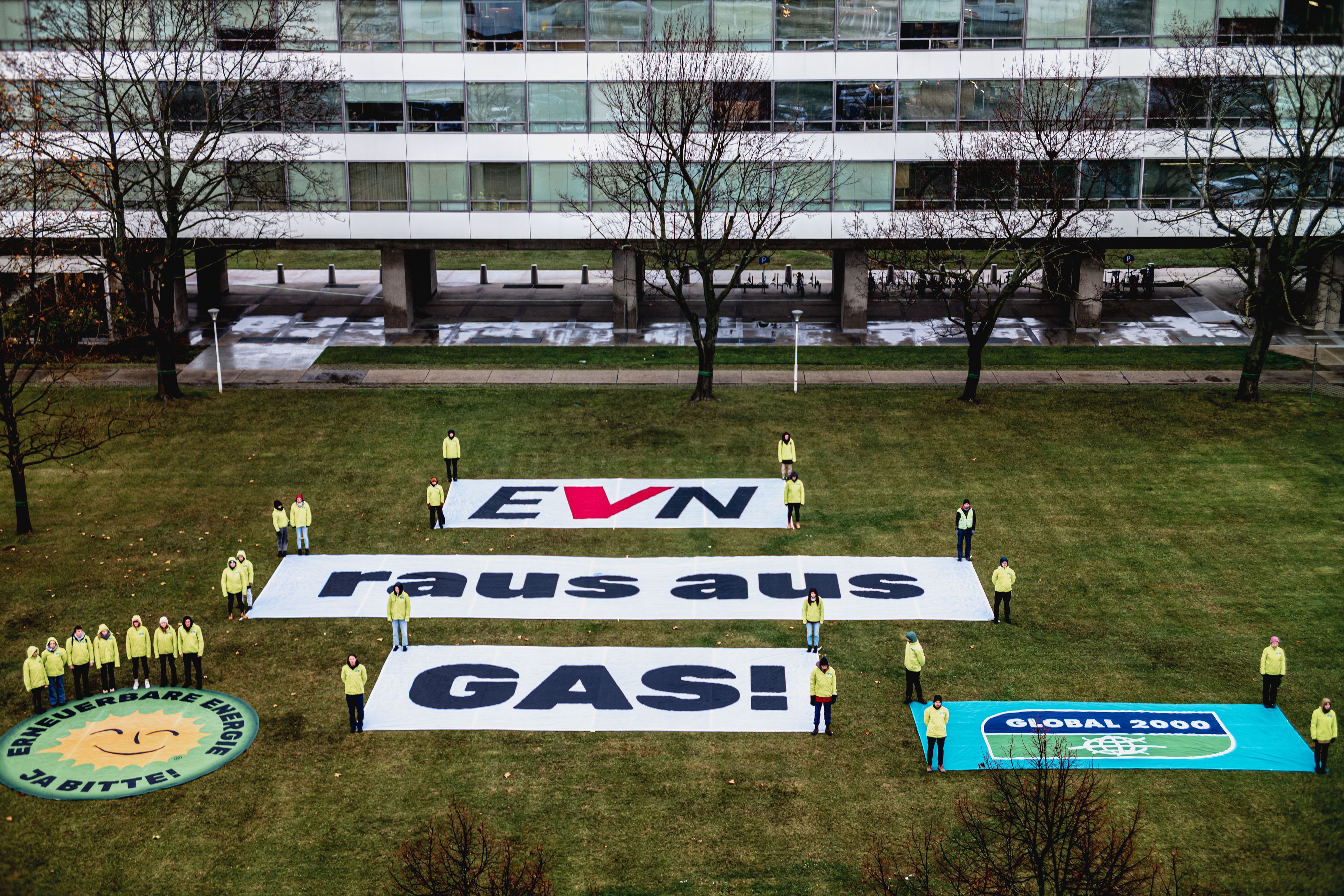 Protest von Umweltschützern vor EVN-Zentrale