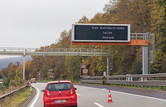 Eine Anzeigetafel der Asfinag auf der Autobahn in Linz. Die Hinweise sind Teil einer aktuellen Kampagne.