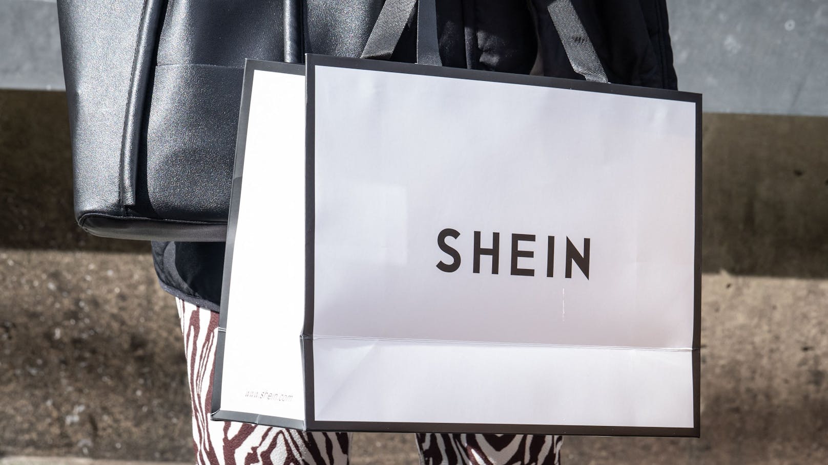 Verschiedene Lifestyle-Influencer wurden von Shein nach China eingeladen und besuchten dort eine Fabrik des Fast-Fashion-Riesen.