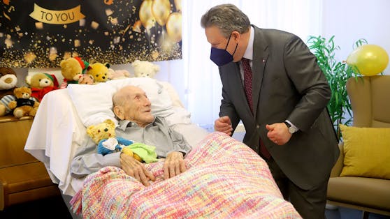 Bürgermeister Michael Ludwig gratuliert dem 103-jährigen Rudolf Larnsak - aber es gibt noch weitaus ältere Wiener und Wienerinnen.