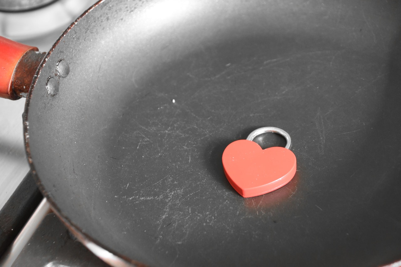 Heute.at - So gefährlich ist ein einziger Kratzer in der Pfanne