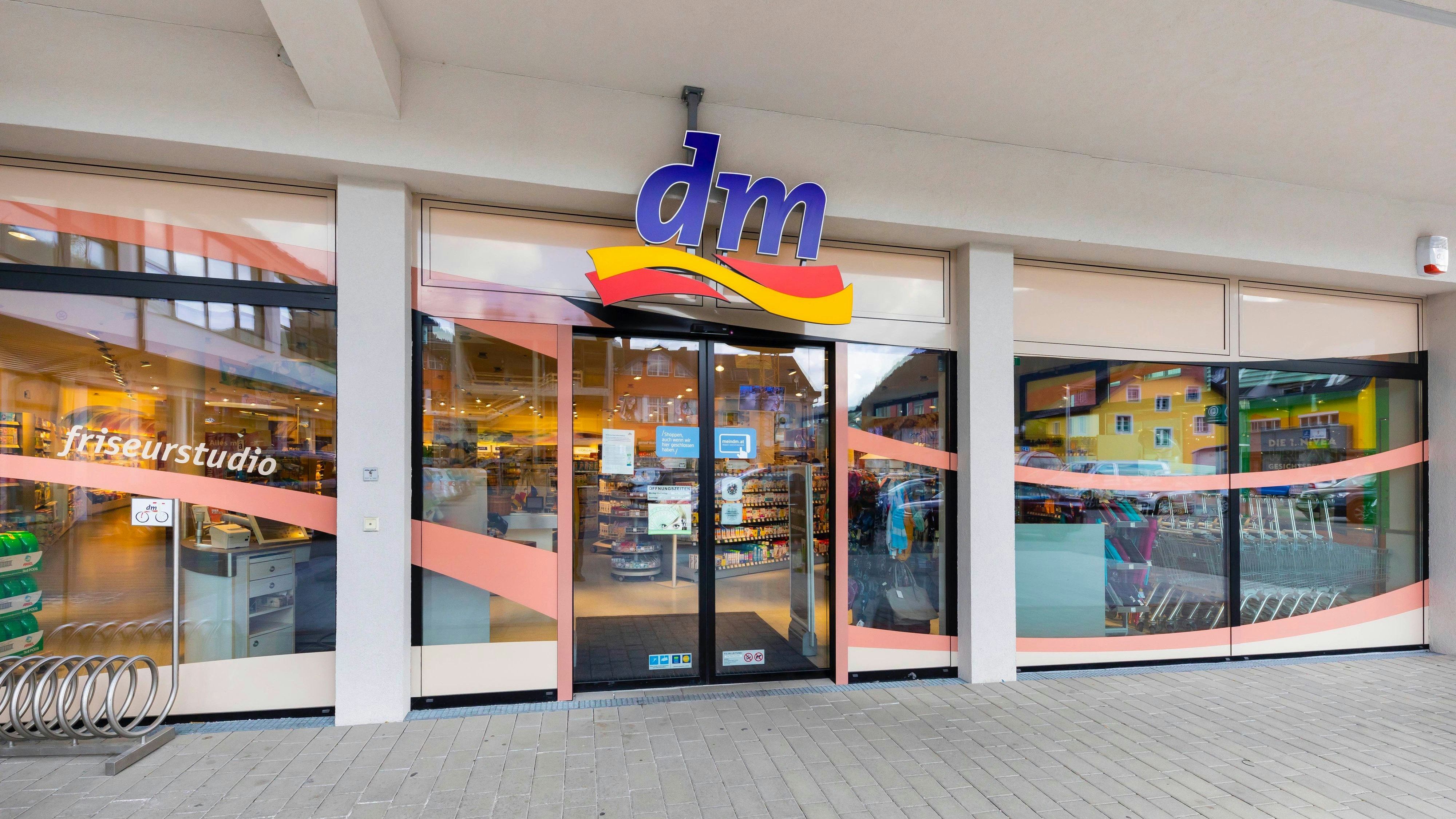 Die Drogeriekette dm hält am 8. Dezember 106 von 386 Filialen offen.