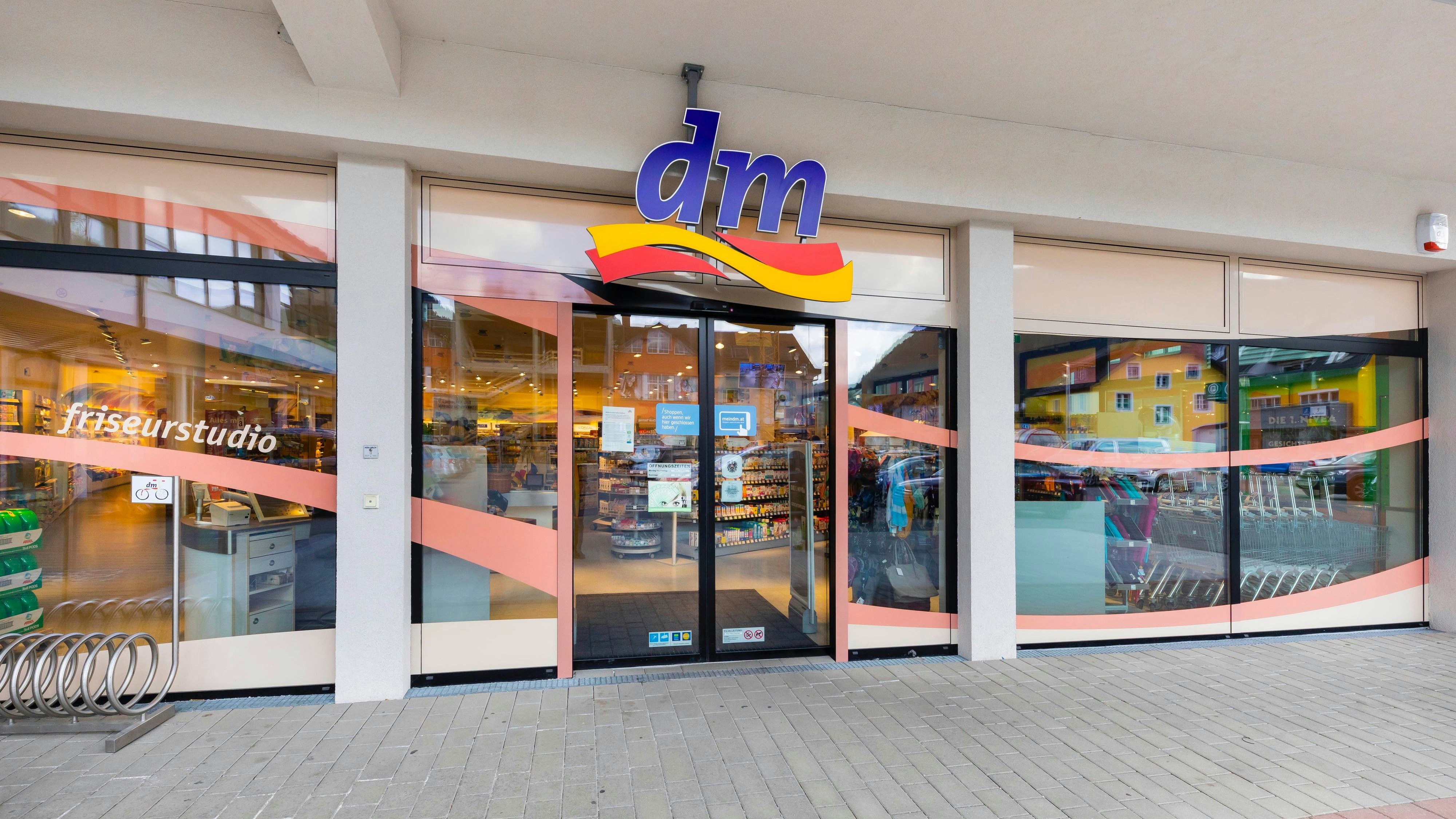 Die Drogeriekette dm hält am 8. Dezember 106 von 386 Filialen offen.