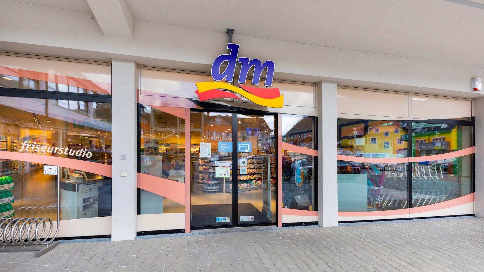 Die Drogeriemarktkette "dm" hält am 8. Dezember 106 von 386 Filialen offen.
