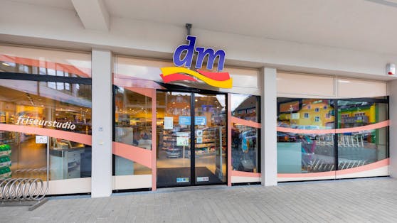 Die Drogeriemarktkette "dm" hält am 8. Dezember 106 von 386 Filialen offen.
