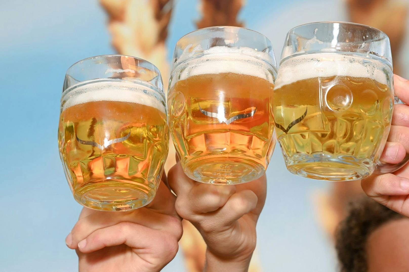 Der Bierpreis steigt, auch am Linzer Urfahrmarkt gibt es die Halbe nicht mehr unter 6 Euro.