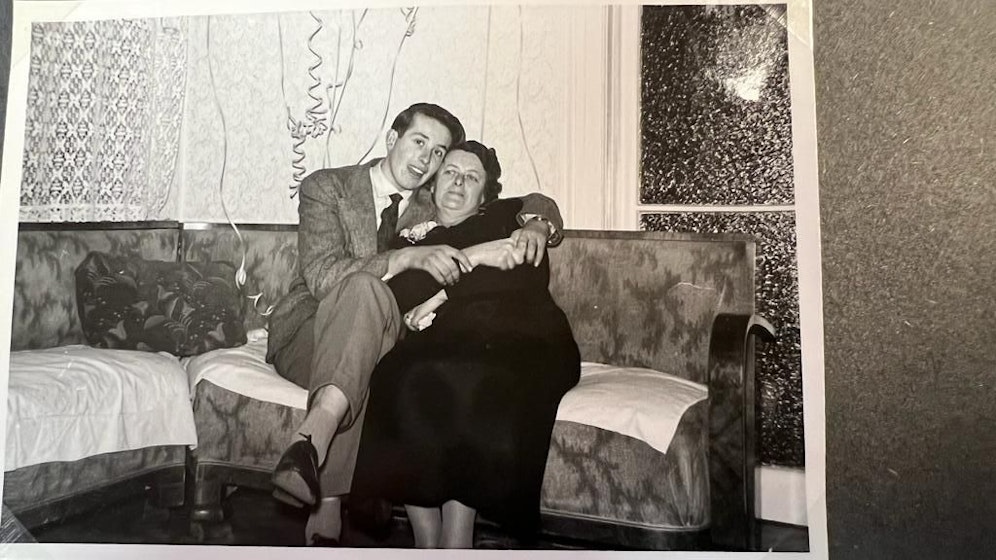 Mama Leopoldine Lugner mit ihrem Sohn Roland 