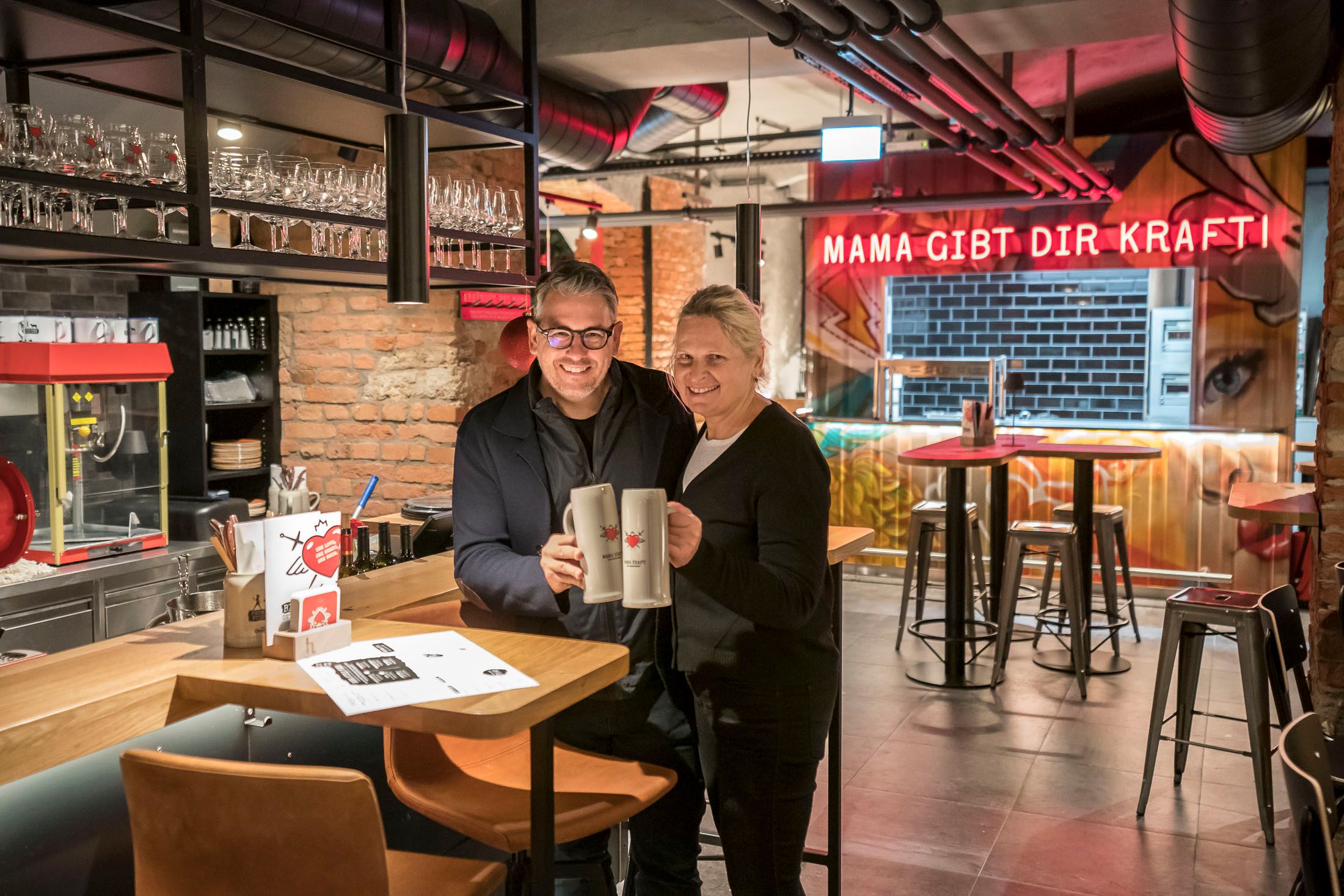 Anstoßen mit der eigenen Marke: Robert und Gabriele Huth im 