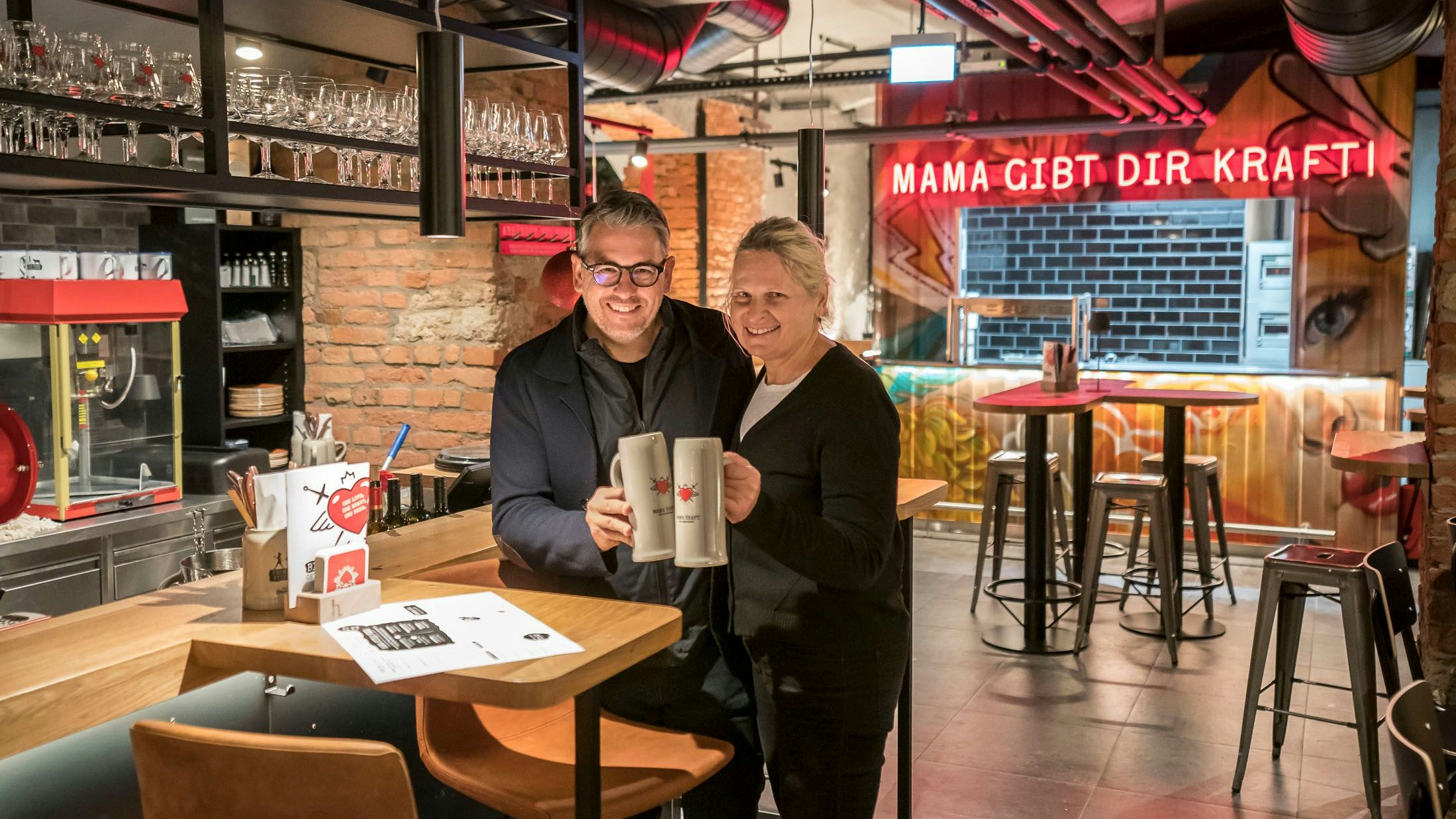 Anstoßen mit der eigenen Marke: Robert und Gabriele Huth im "Mama Kraft"