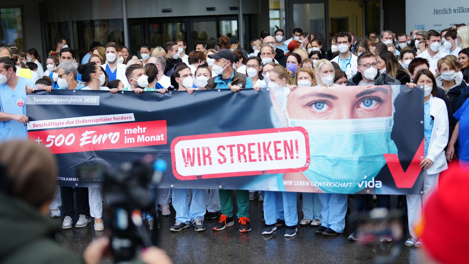 Streikendes Krankenhauspersonal beim Krankenhaus "Göttlicher Heiland" am Mittwoch (23.11.) in Wien.