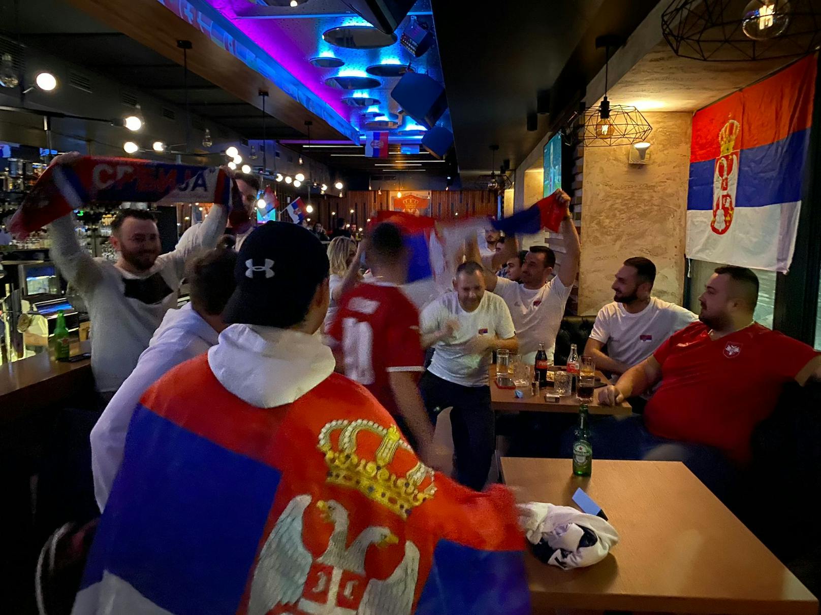 Serben-Fans belagern Balkan-Lokale in Wien-Ottakring