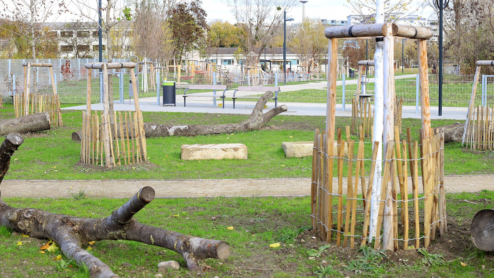 Neue 660 m² große Hundezone: Baumstämme und Steine dienen Vierbeinern zum Spielen und Verstecken.