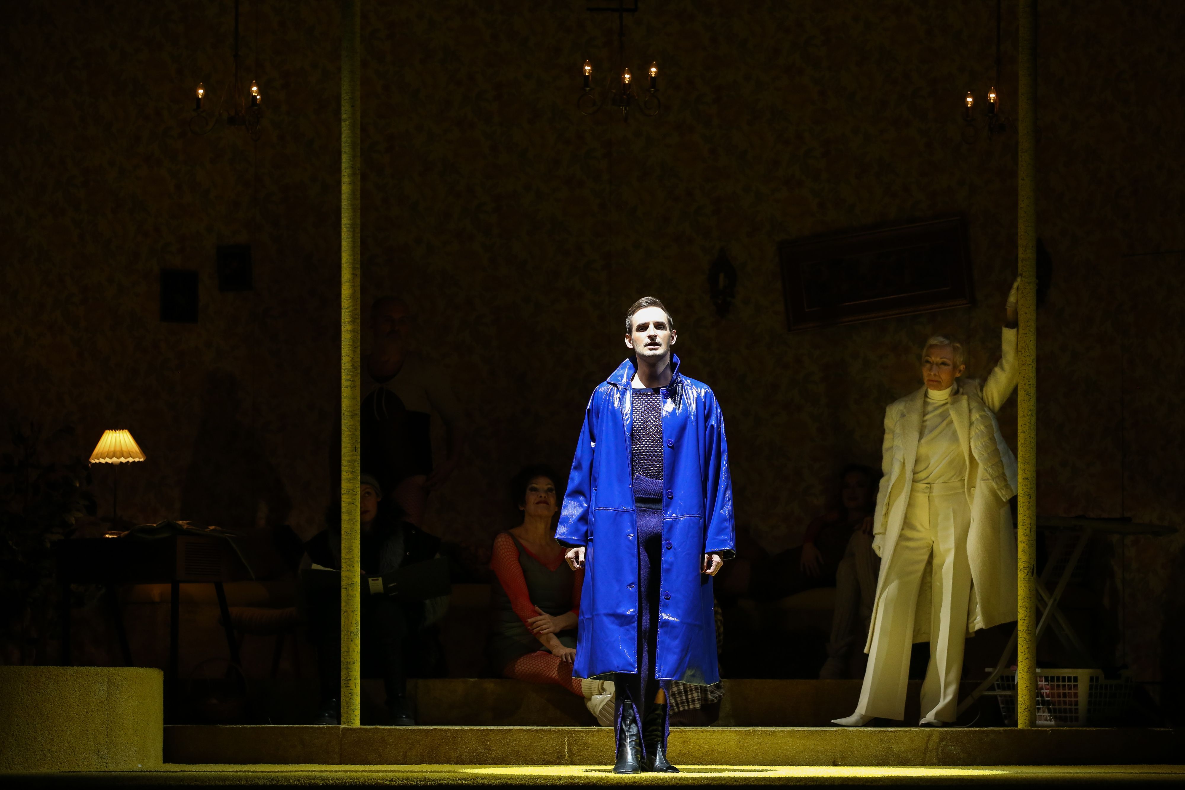 Jenny (Oliver Liebl) und Mackie (Sona MacDonald).