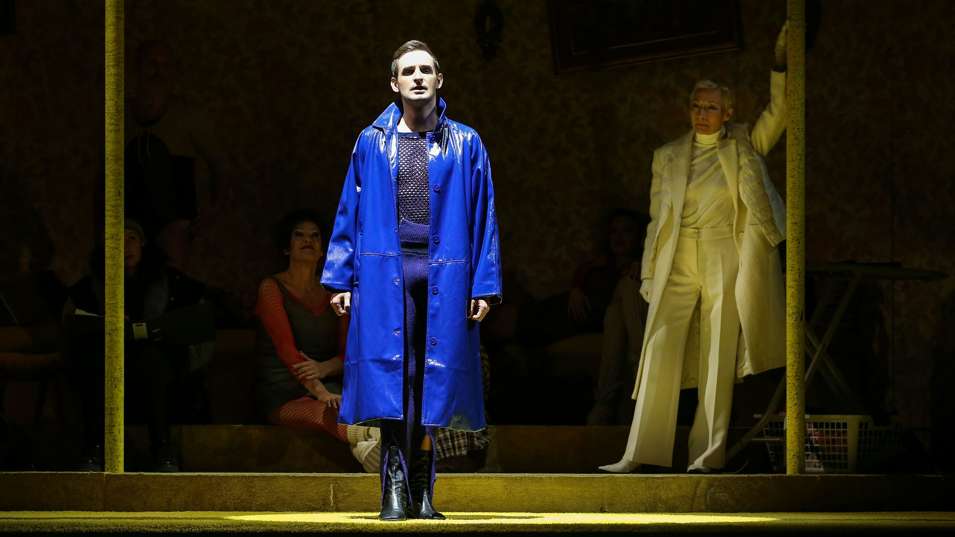 Jenny (Oliver Liebl) und Mackie (Sona MacDonald).