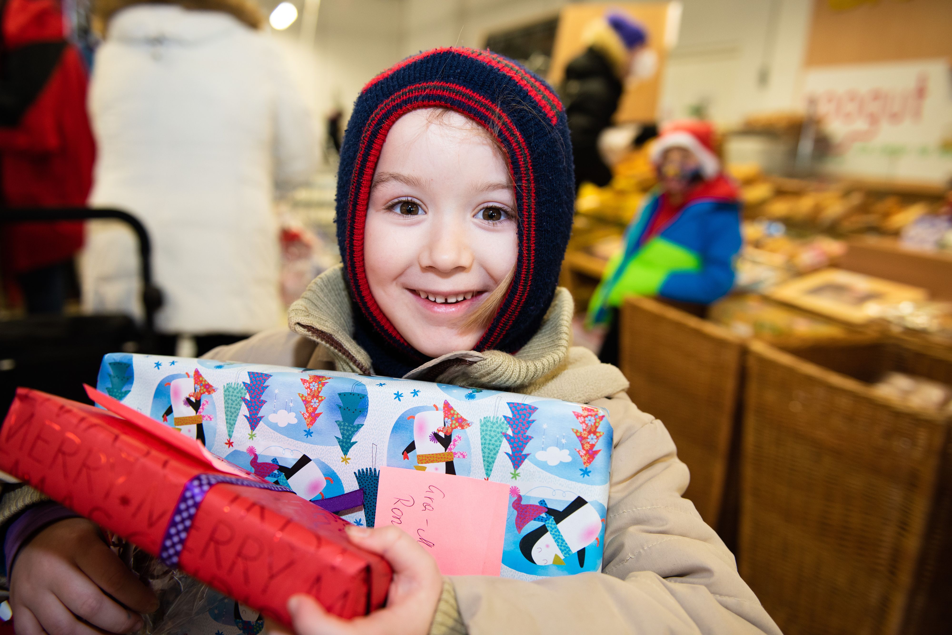 Dieser kleine Mann freute sich im Vorjahr sehr über seine Geschenke.