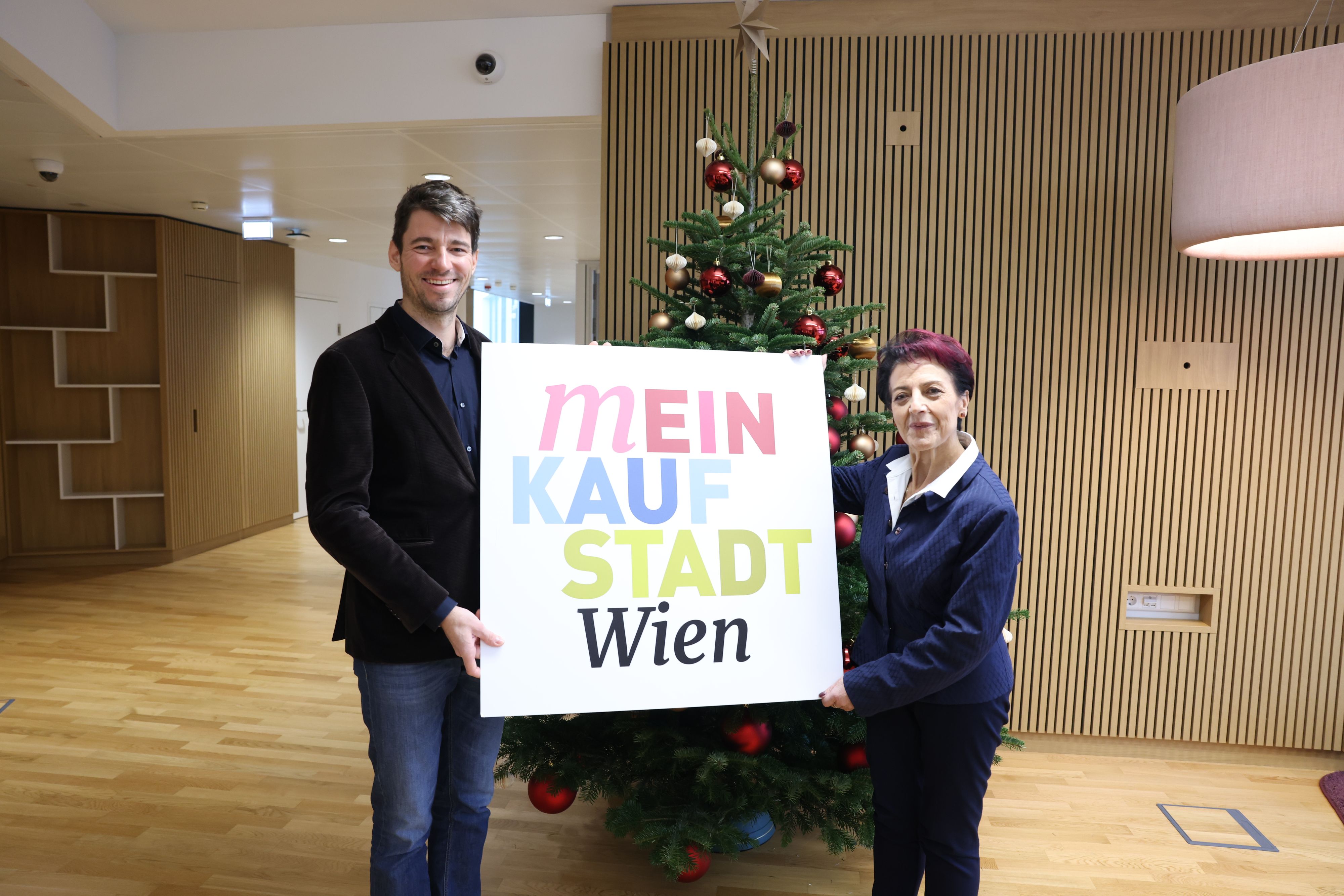 Handelsspartenobfrau Margarete Gumprecht und Wolfgang Ziniel von der KMU Forschung Austria präsentieren die neue Kampagne 