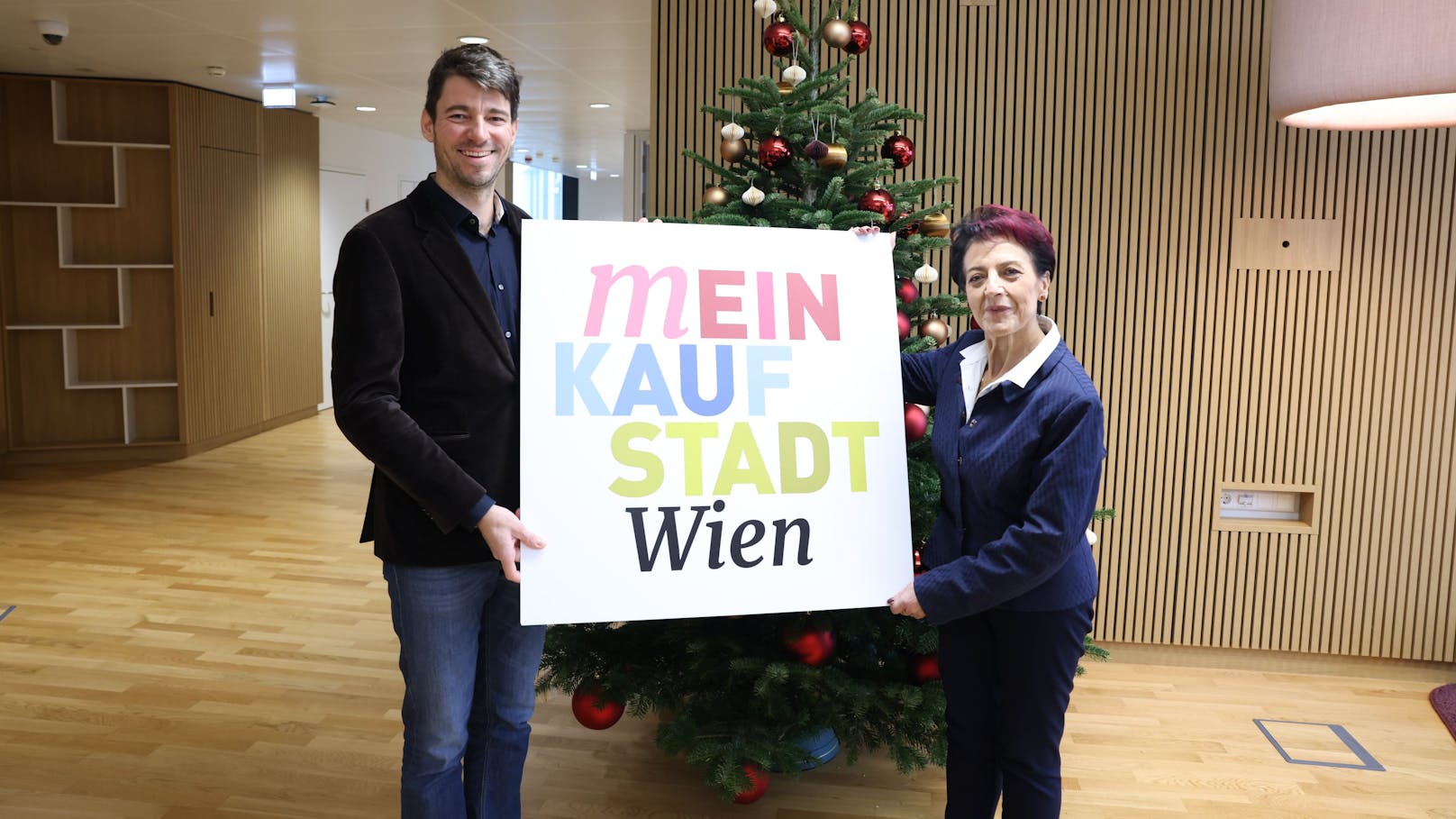 Handelsspartenobfrau Margarete Gumprecht und Wolfgang Ziniel von der KMU Forschung Austria präsentieren die neue Kampagne "meinkaufstadt".&nbsp;