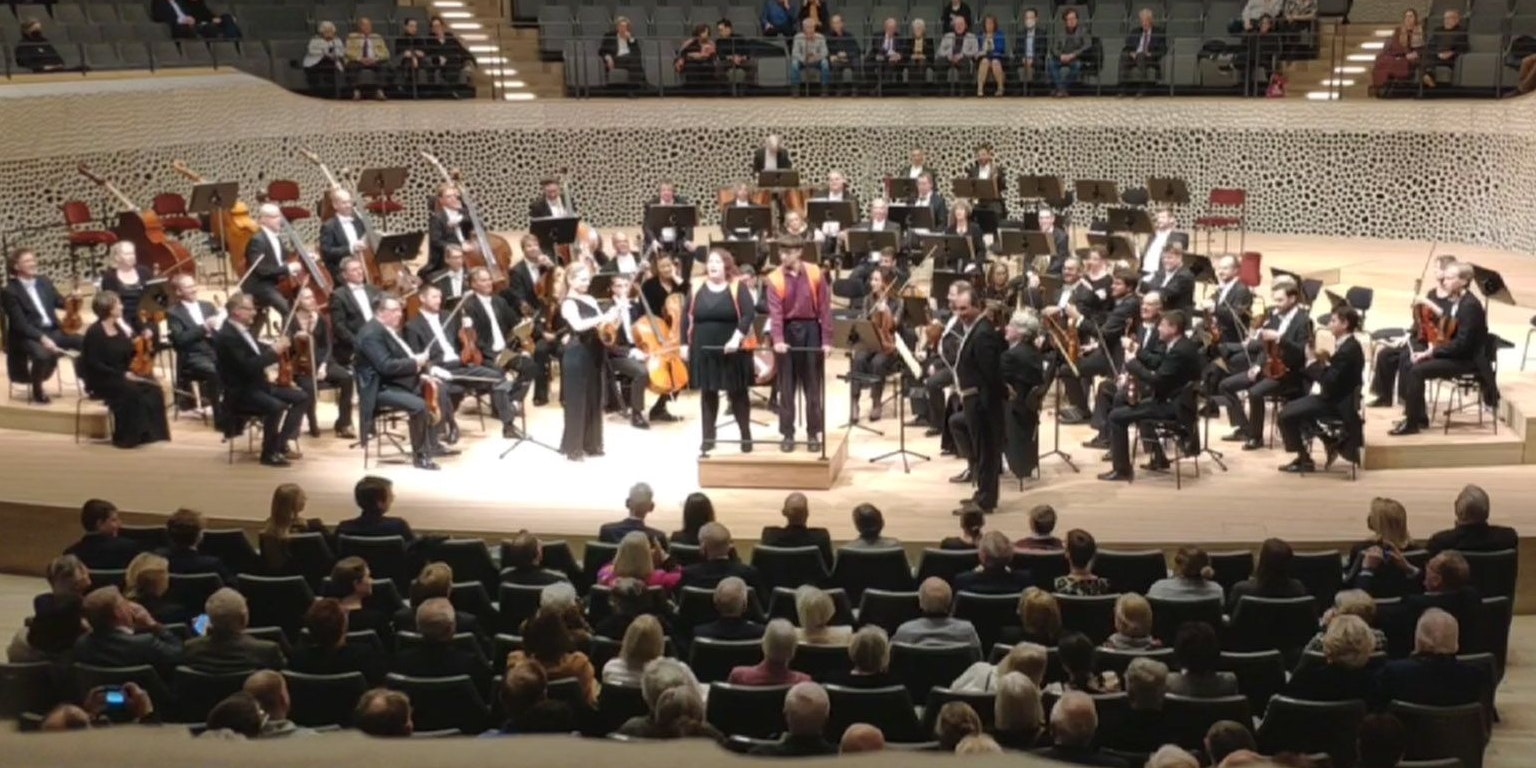 Zwei Aktivisten klebten sich am Dirigentenpult fest.