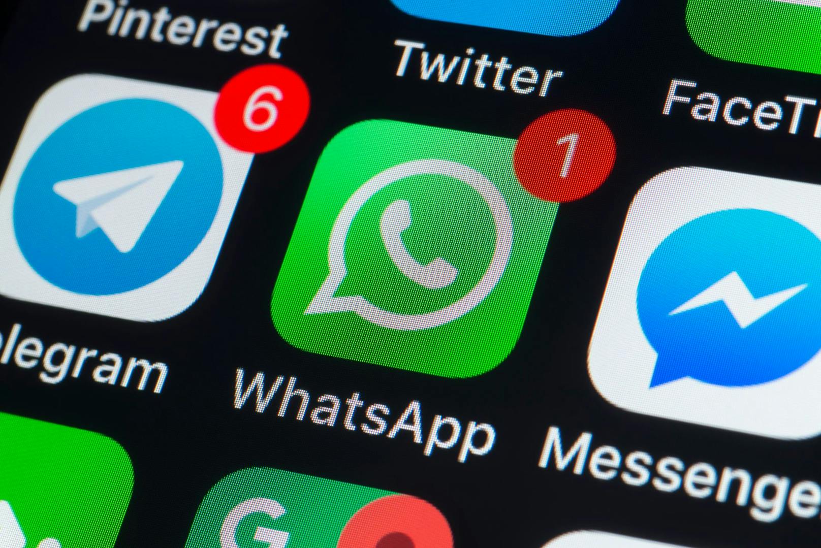 WhatsApp-Logo auf einem Smartphone-Schirm. Der Messenger fiel am Mittwochabend bei Tausenden aus. Symbolbild.