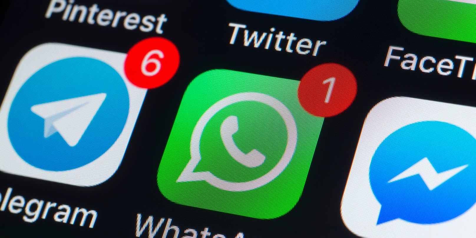 WhatsApp-Logo auf einem Smartphone-Bildschirm. Symbolbild.
