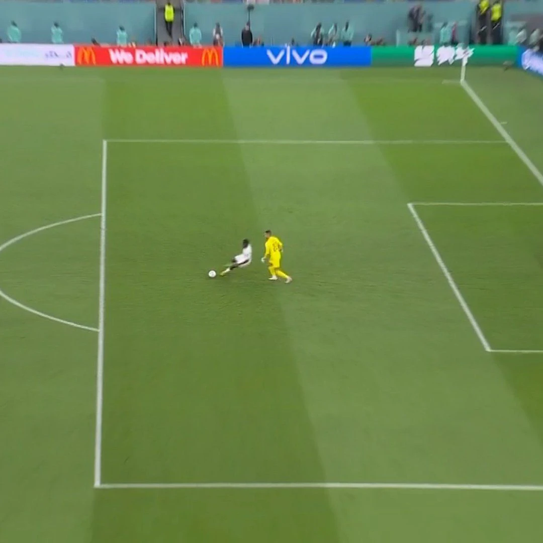 Inaki Williams bringt den Ball nicht in Portugals Tor unter. 
