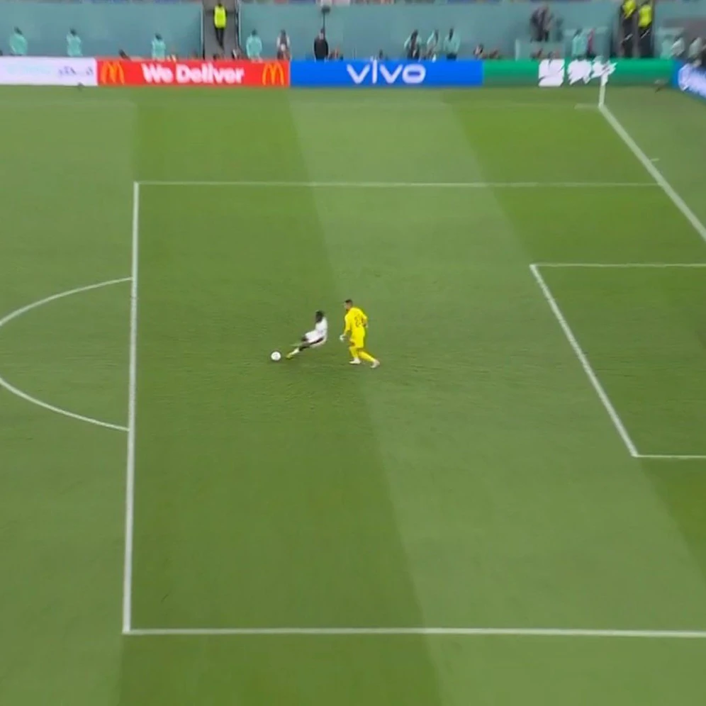 Inaki Williams bringt den Ball nicht in Portugals Tor unter. 