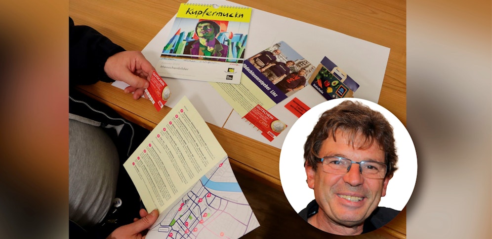 Für Menschen wie Herrn W. (am Tisch) werde das Leben immer schwerer, berichtet Heinz Zauner von der Arge für Obdachlose (Foto im Kreis).