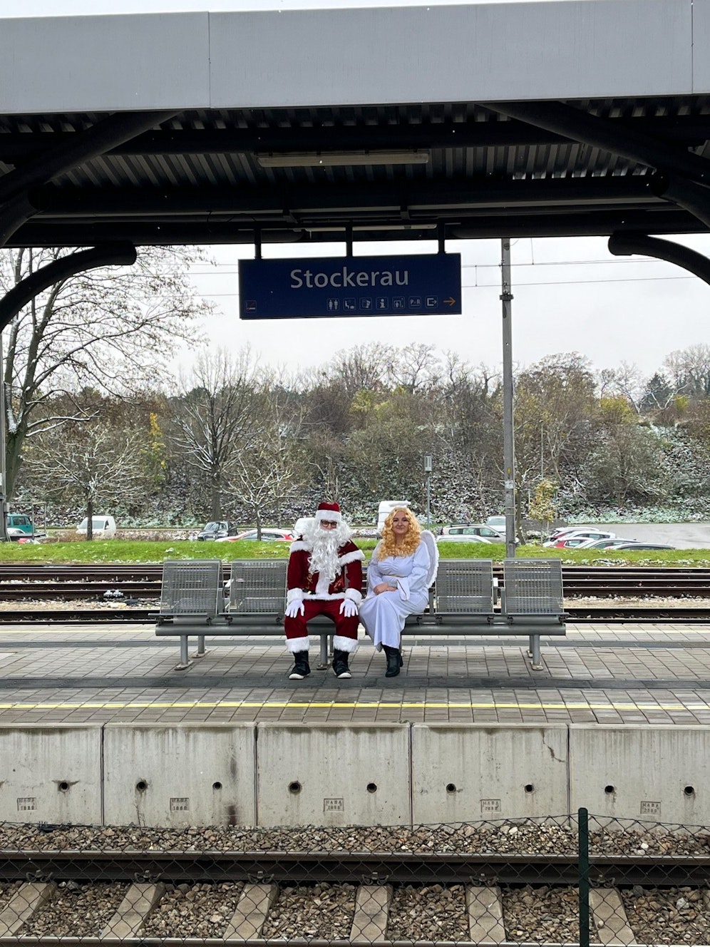 Christoph Müller und Kathrin Kaindl am Bahnhof in Stockerau.