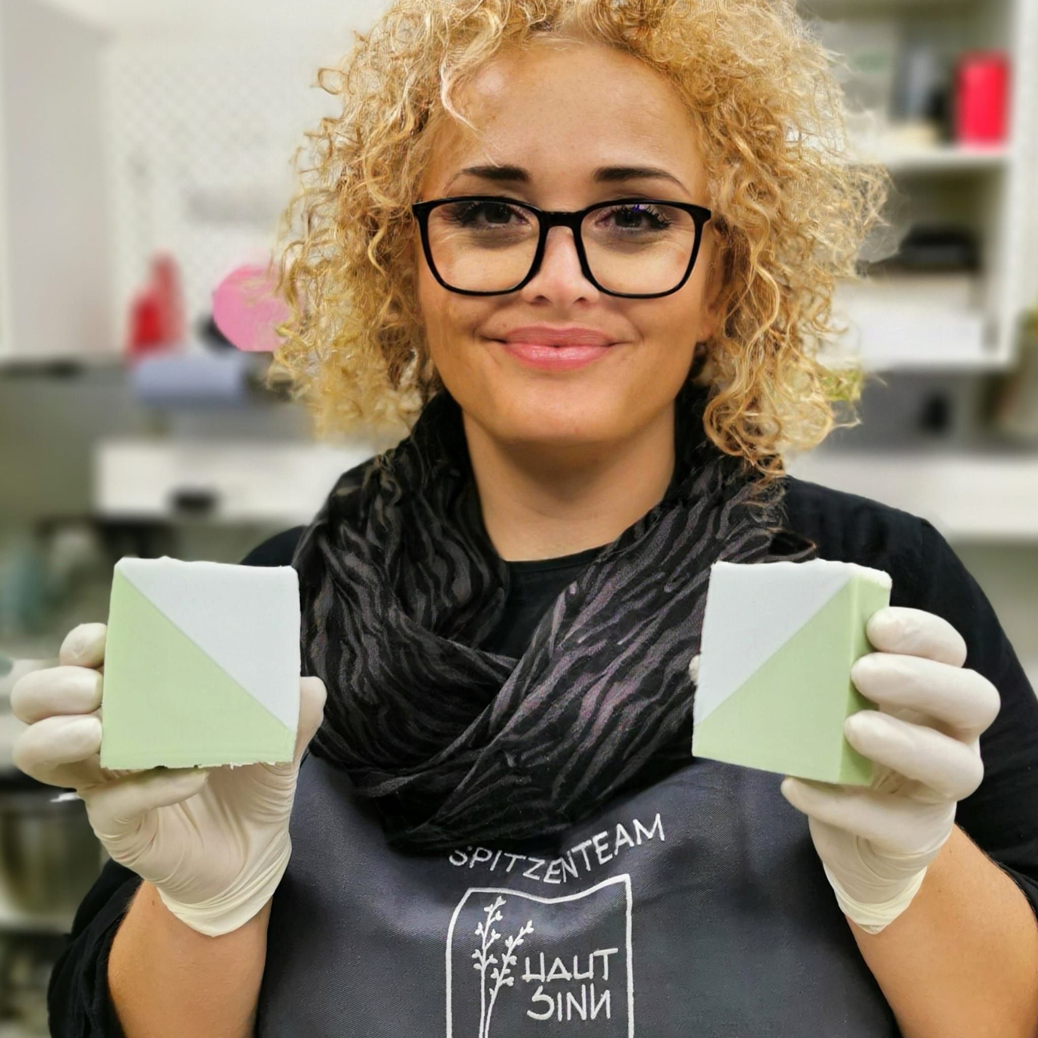 Roya Hematyar ist mit Naturkosmetik von Haut