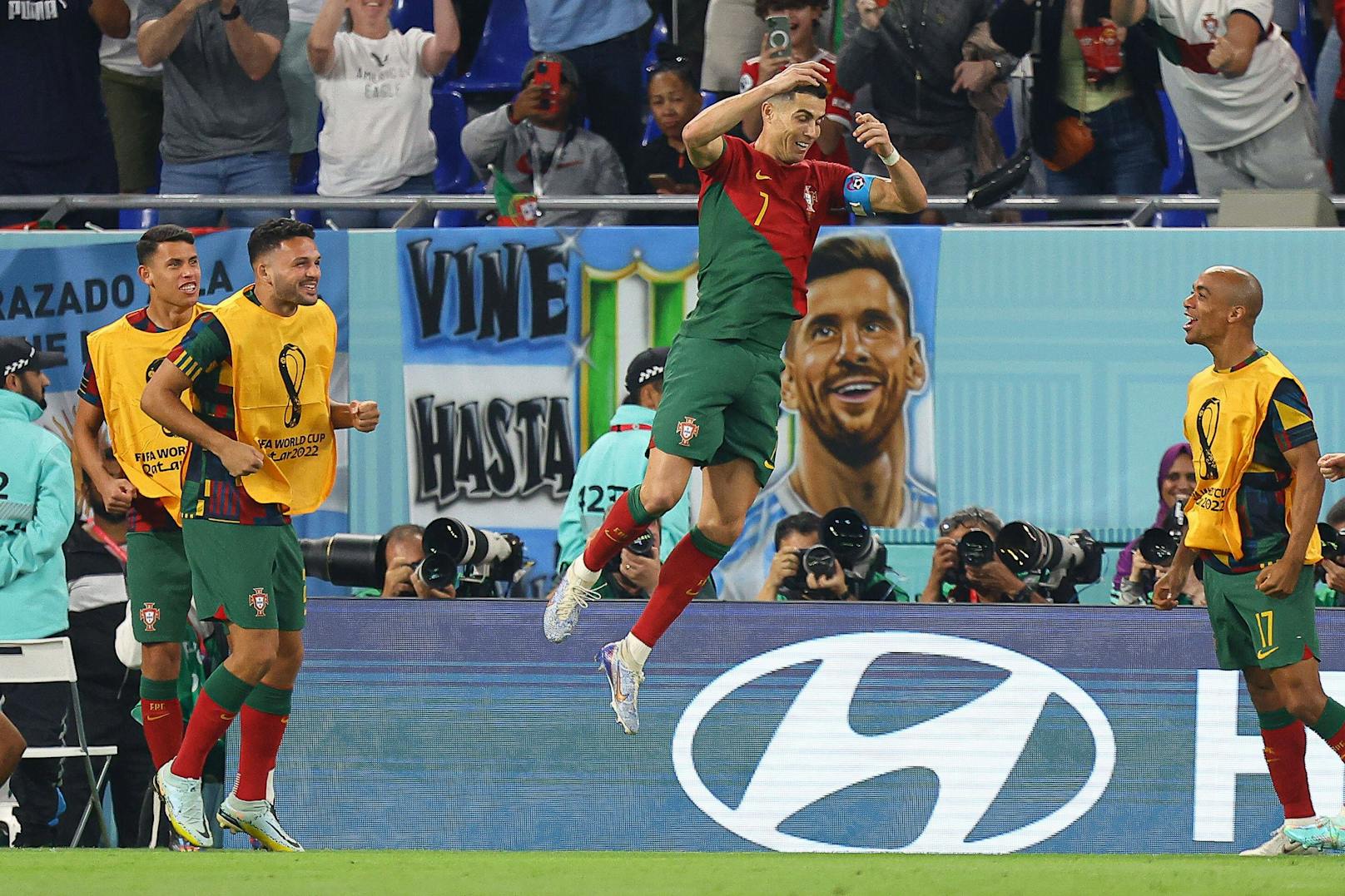 Cristiano Ronaldo blickte bei seinem Rekord-Jubel auf ein Plakat von Lionel Messi. 