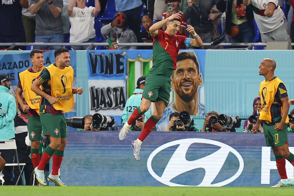 Cristiano Ronaldo blickte bei seinem Rekord-Jubel auf ein Plakat von Lionel Messi. 