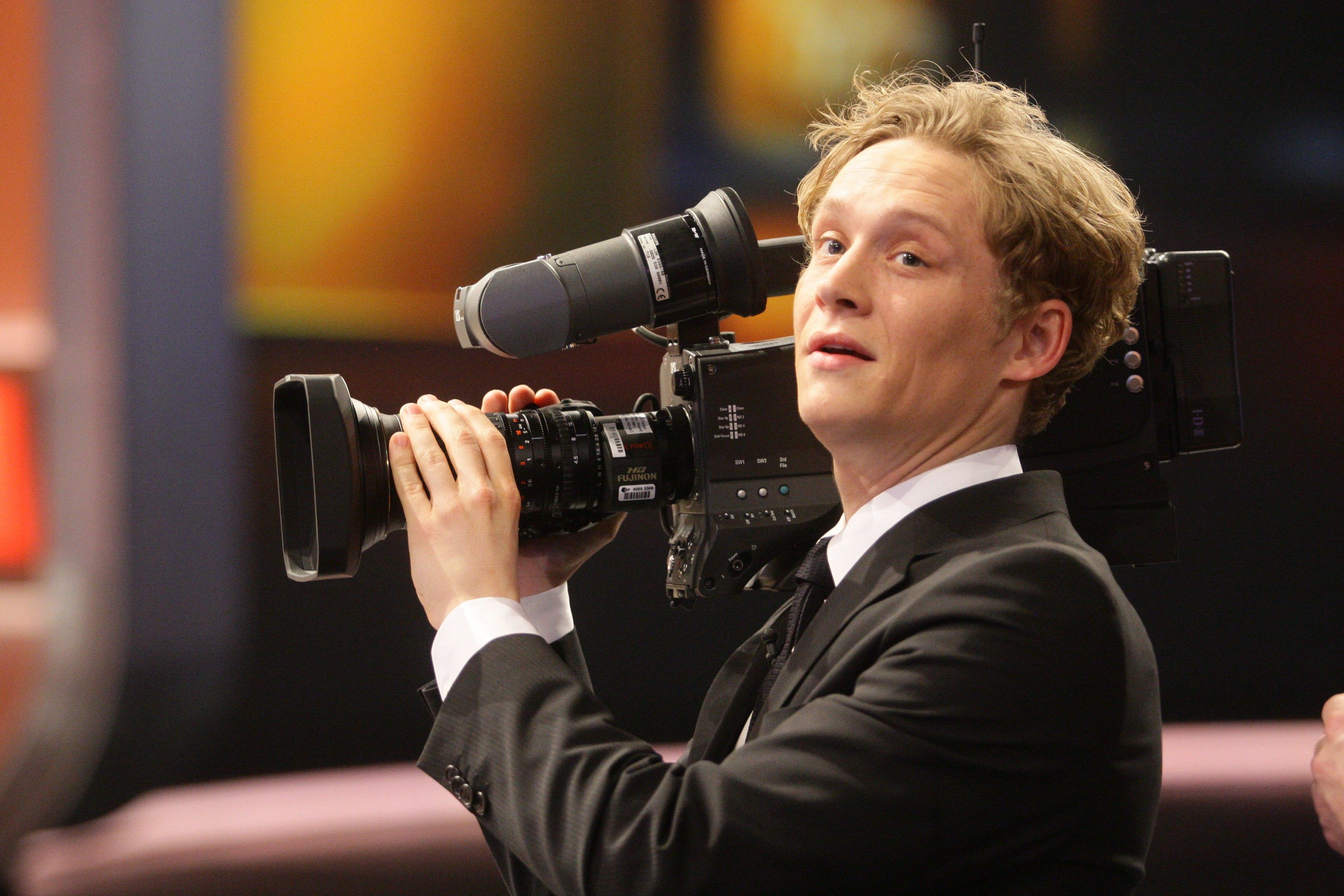 Matthias Schweighöfer steht nicht nur vor der Kamera: Jetzt produziert er eine Doku über das Punkrock-Imperium "SBÄM".