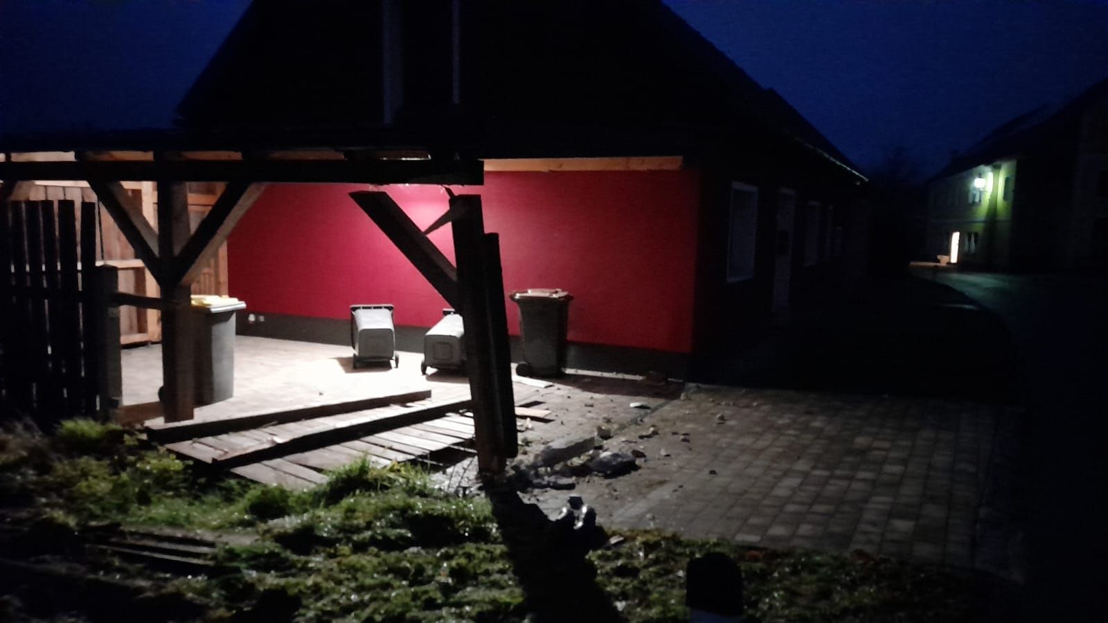 Der Lenker flüchtet nach dem Unfall.