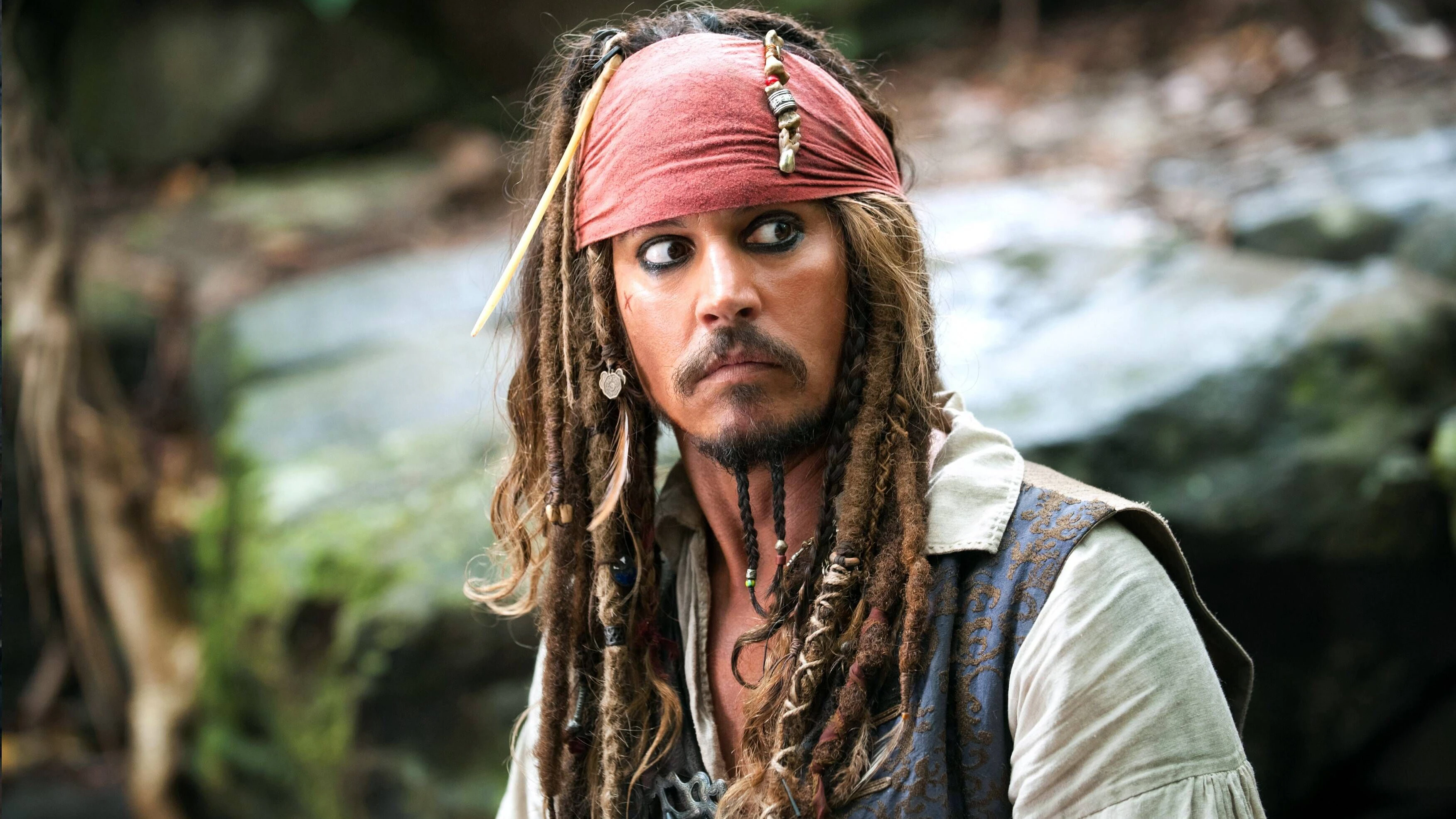 <strong>Johnny Depp</strong> spielte in allen fünf Teilen der "Fluch der Karibik"-Filmreihe (2003–2017) die ikonische Hauptrolle des exzentrischen Piraten Captain Jack Sparrow.